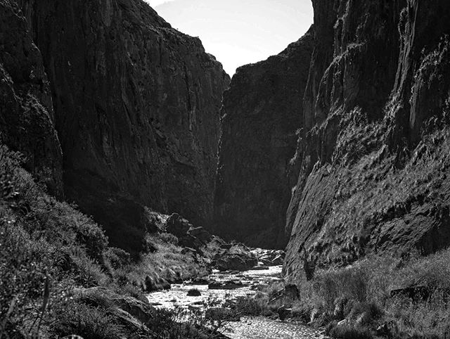 Cave creek flows perennially through Clarke Gorge from the Blue Waterholes 1km upstream. The spur has a flat top, which along with a number of similar relict features in the gap and in the Goodradigbee valley, belongs to a former valley floor leading