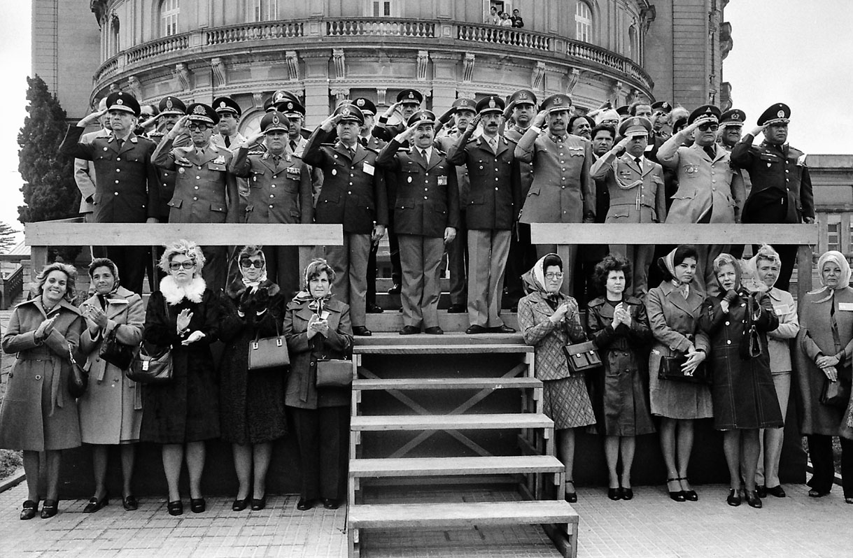  Meeting of the heads of the army of all Latin American countries in Montevideo, Uruguay. Standing below are their wives. 1975. 