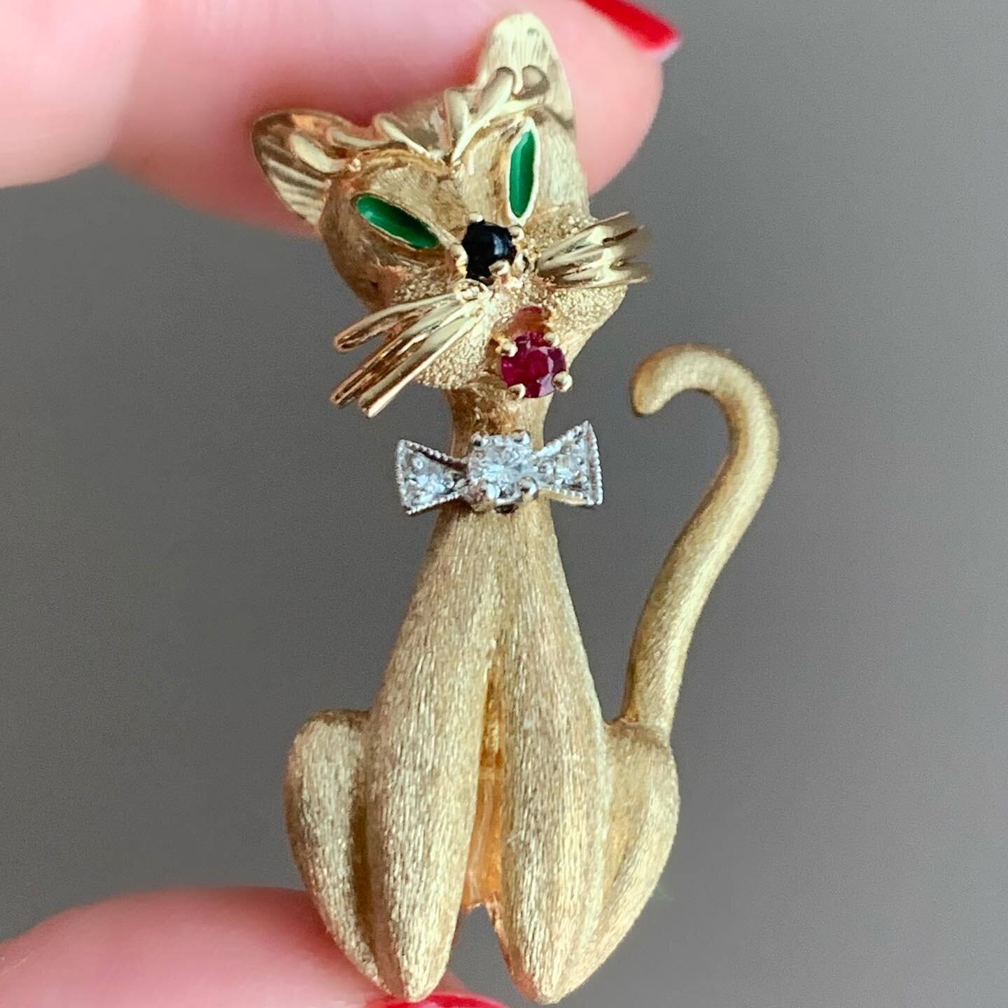 Estate 14k Yellow Gold Cat Pin w/ Diamond Bow Tie 💎 0.10tdw

DM to inquire 

815-13470

catlover #cats #catjewelry #catjewelrylovers #14k #pins #catbrooch