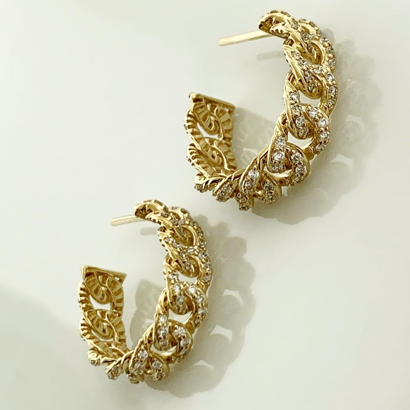 14k Yellow Gold Diamond Chain Link Hoop Earrings, 3/4&rdquo; 

Swipe for scale &gt;&gt;

DM to inquire 

150-00956