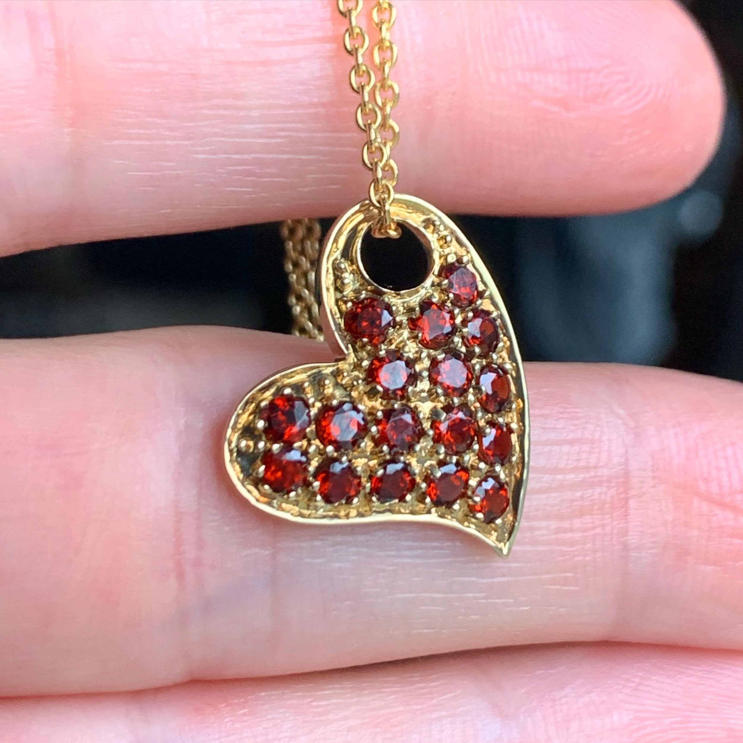 Estate 14k Yellow Gold Garnet Cluster Heart Shaped Pendant (chain sold separately) 

DM to inquire 

815-15952
430-03238