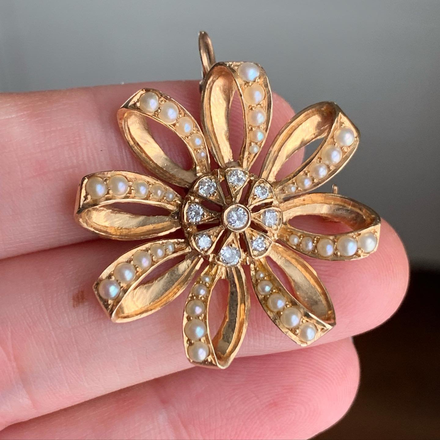 Estate 14k Yellow Gold Pearl &amp; Diamond Flower Pendant/Brooch 💎 0.33tdw (H, I1) 

DM to inquire 

815-16629