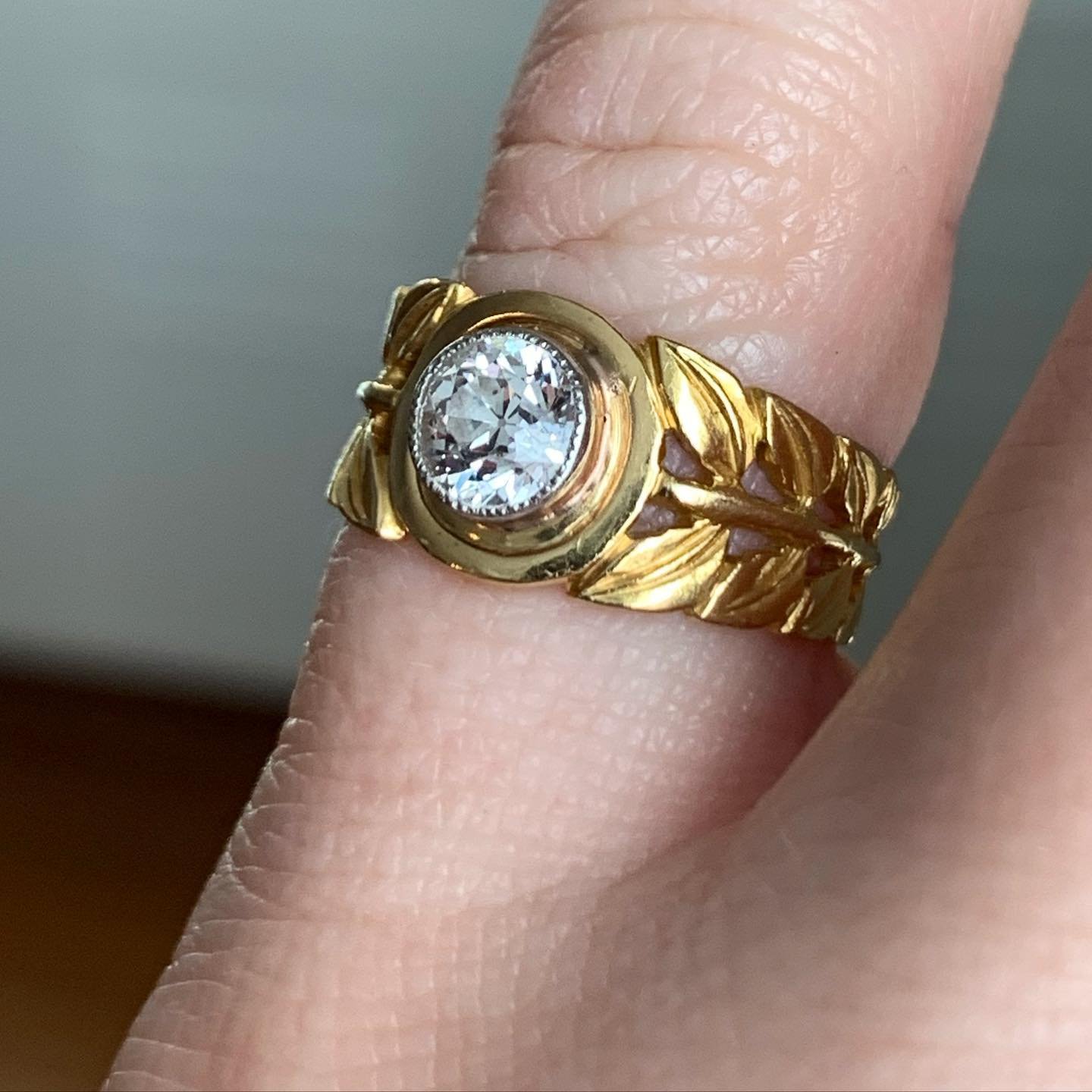 Estate 14k Yellow Gold 0.75ct G Color, VS2 Bezel Set Diamond Ring w/ Leaf Motif Shank, sz 4.5 

DM to inquire 

800-02352