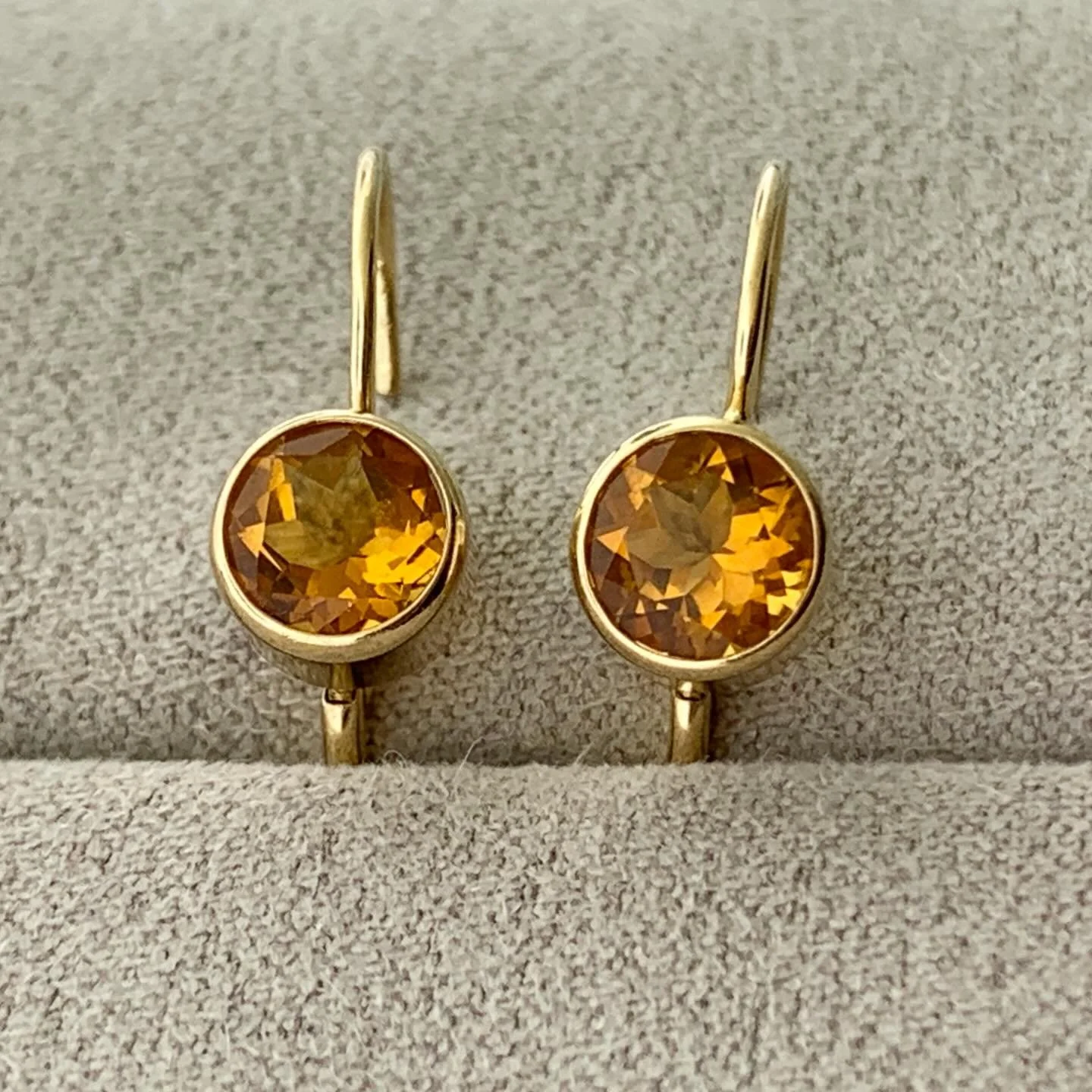 Estate 14k Yellow Gold Bezel Set 5mm Round Citrine Leverback Style Earrings 

Swipe for scale >>

DM to inquire 

815-18396