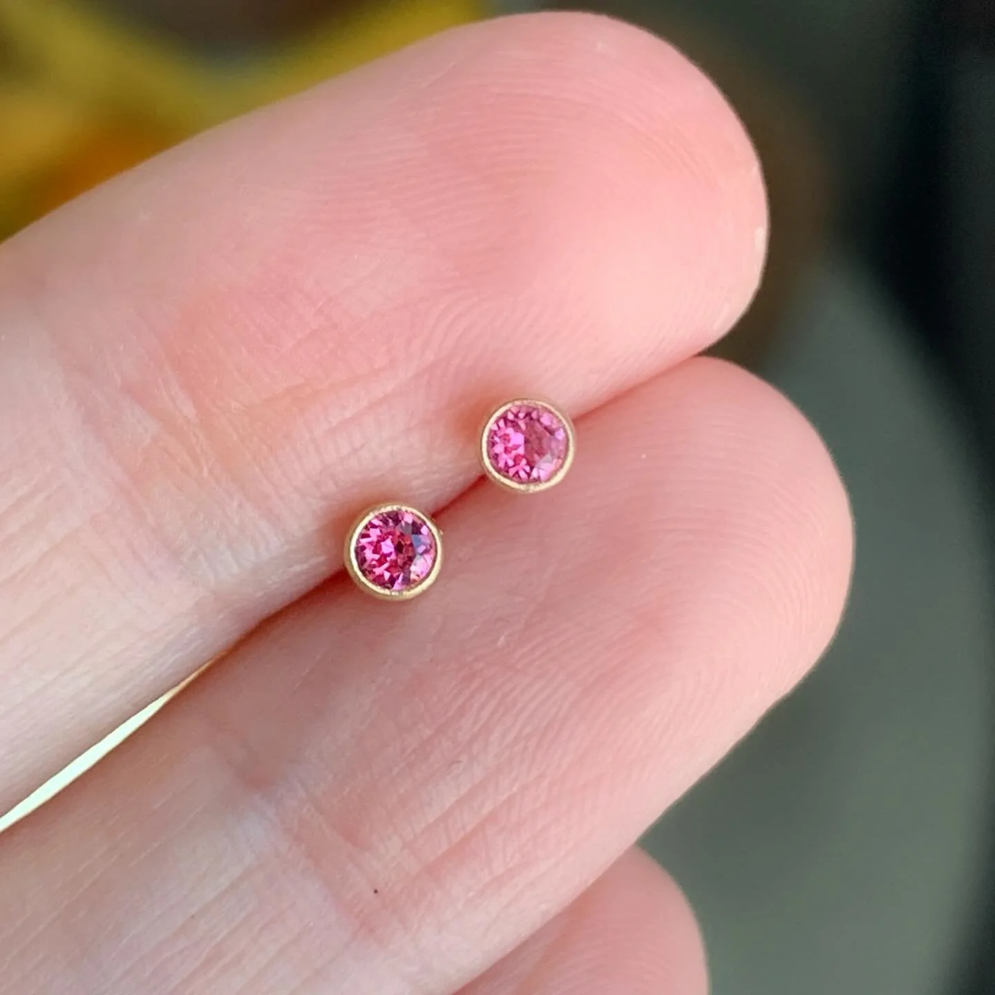 Estate 14k Yellow Gold Bezel Set 2.75mm Pink Tourmaline Stud Earrings 

DM to inquire 

815-18357