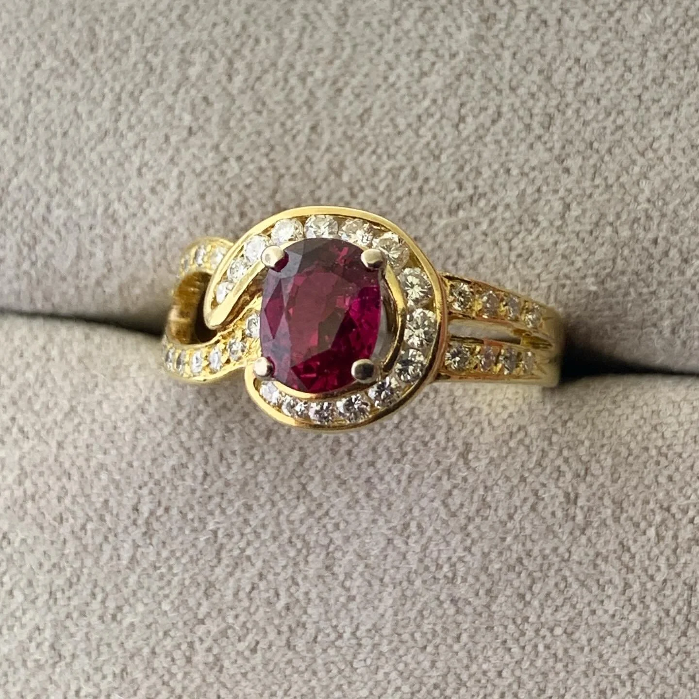 Estate 18k Yellow Gold 6.5mm x 5.5mm Oval Ruby &amp; Diamond Ring, sz 5.5 💎 0.45tdw 

DM to inquire 

800-02773