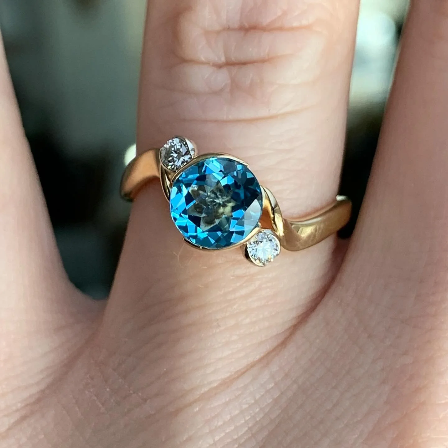 Estate 14k Yellow Gold Blue Topaz &amp; Diamond Ring, sz 6.5 💎 0.08tdw 

DM to inquire 

800-02812
