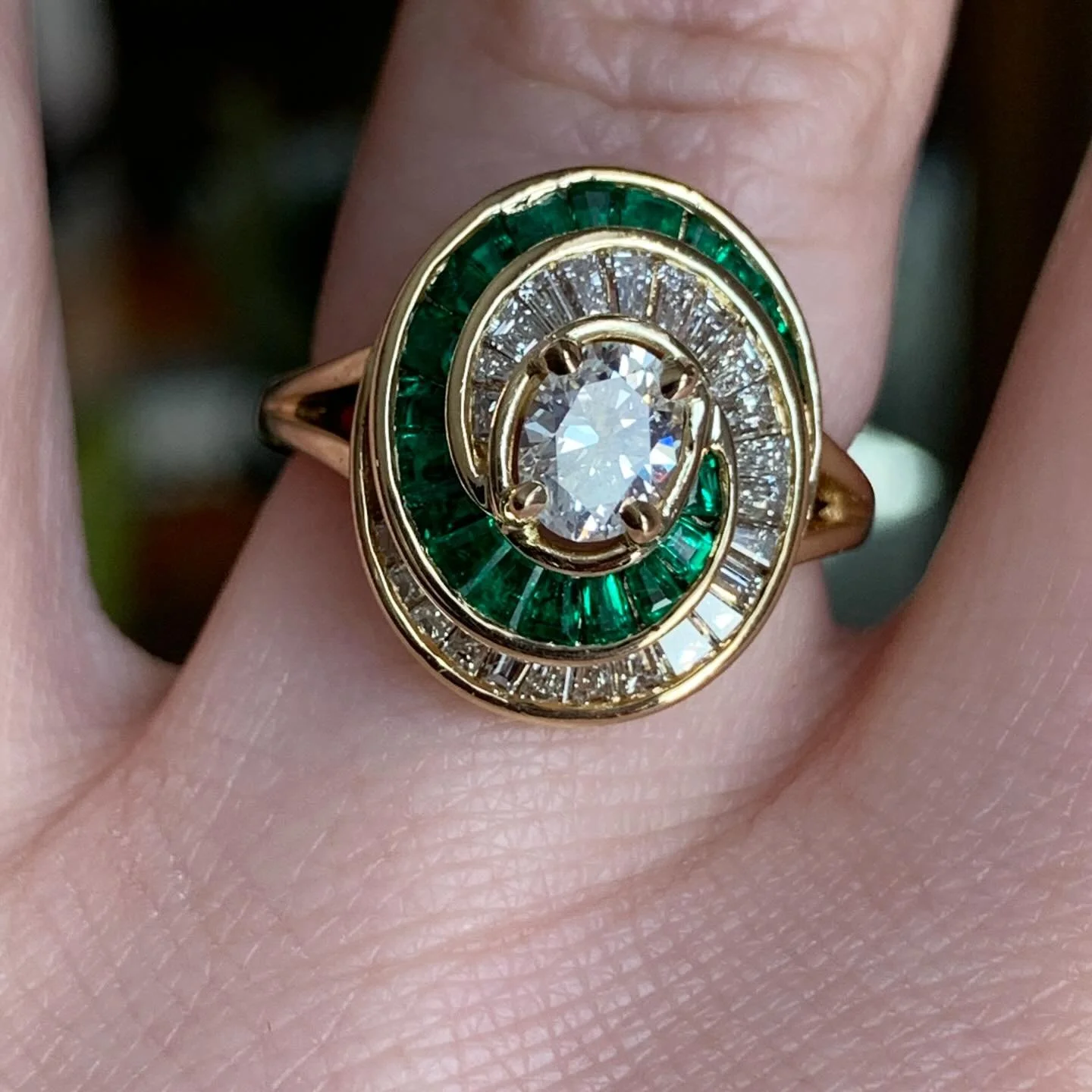 Estate 18k Yellow Gold Emerald &amp; Diamond Swirl Ring w/ One Central 0.46ct Oval Diamond (I/VS2) , sz 6 💎 1.21tdw

800-02811