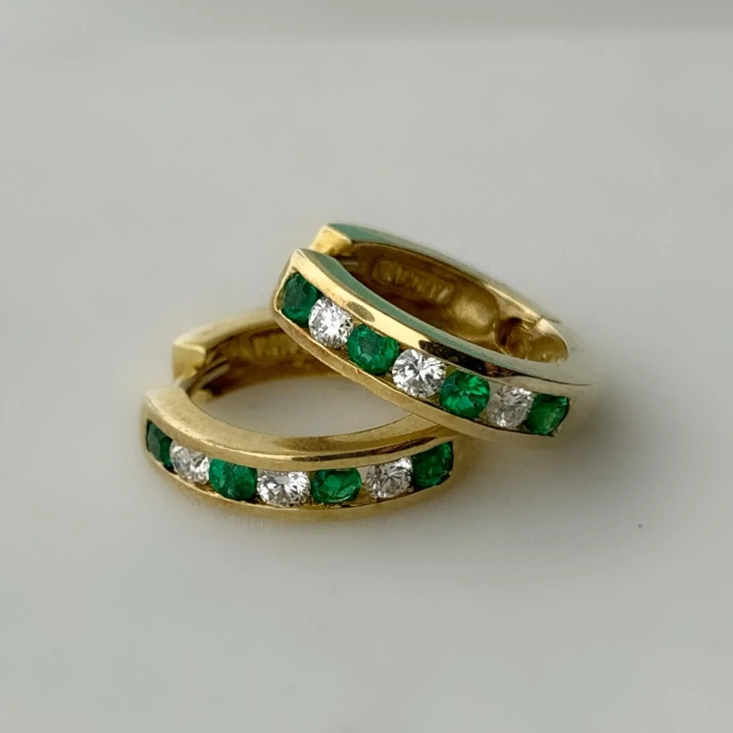 Estate 18k Yellow Gold Channel Set Emerald &amp; Diamond Huggie Hoop Earrings 💎 0.18tdw 

DM to inquire 

805-03387