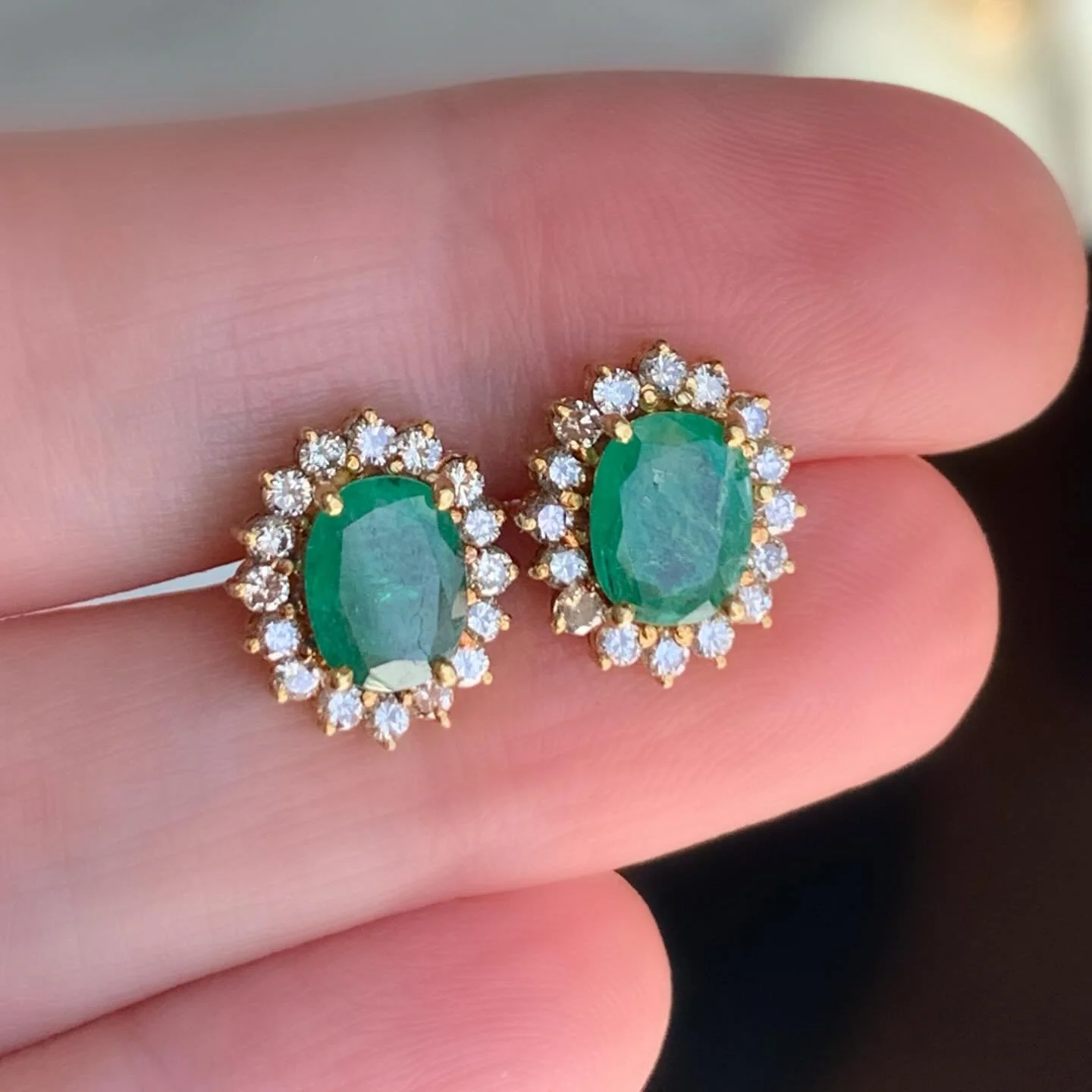 Estate 18k Yellow Gold 8x6mm Oval Shaped Emerald &amp; Diamond Halo Stud Earrings 💎 0.96tdw 

DM to inquire 

805-03362