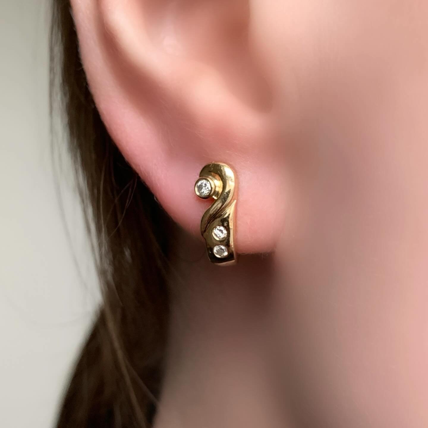 Estate 14k Yellow Gold Small Diamond Swirl J-Hoop Earrings 💎 0.12tdw

Swipe for scale >>

DM to inquire 

805-03325