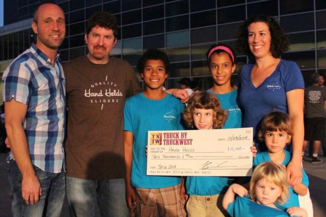 Robyn (second from left) and the Family receiving the 2014 Best Food Truck award.