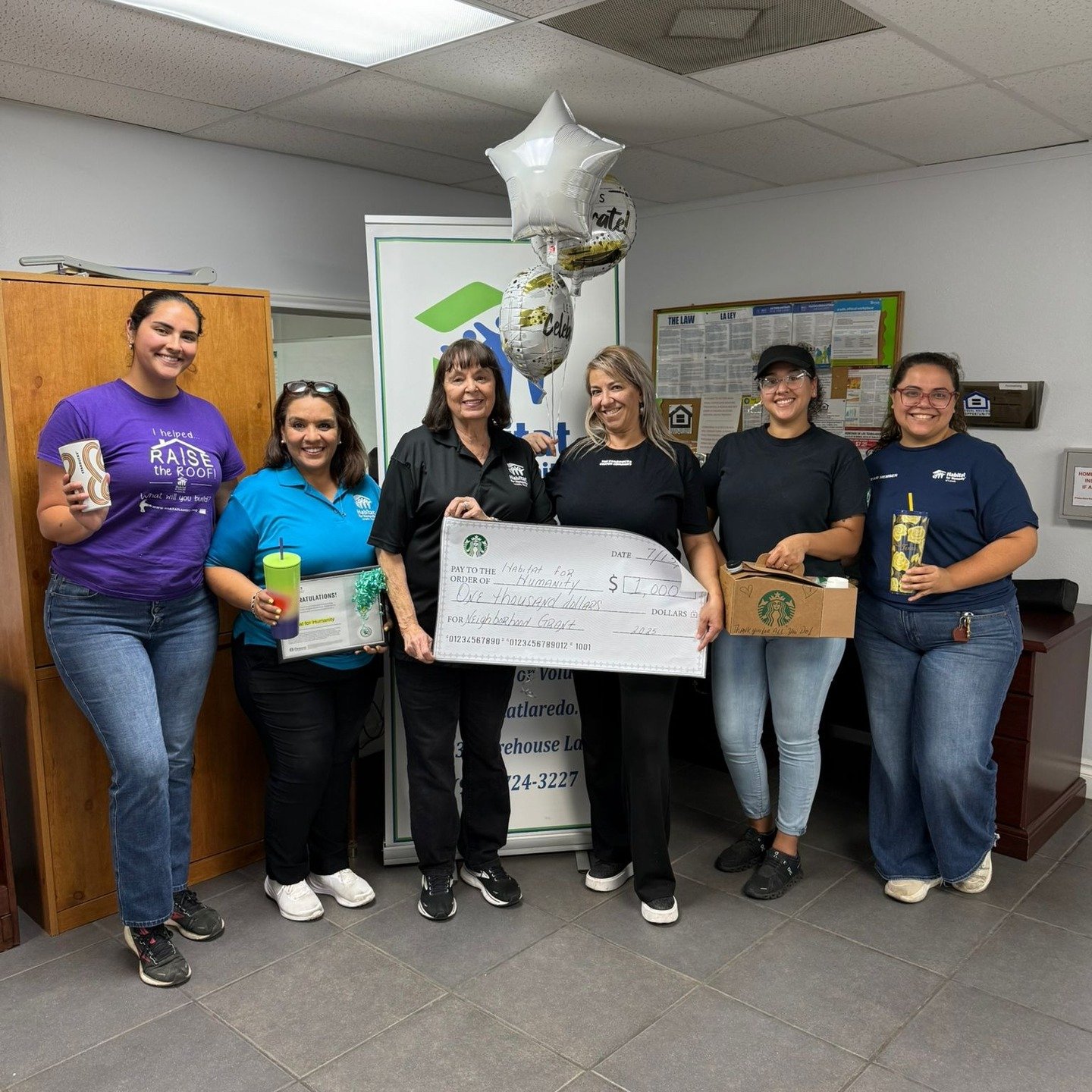 Huge thanks to @starbucks Laredo for surprising us with coffee, goodies, mugs, and a generous donation! Your support fuels our mission at Habitat for Humanity. #ThankYou #CommunitySupport #HabitatLaredo
¡Mil gracias a Starbucks Laredo por sorpr