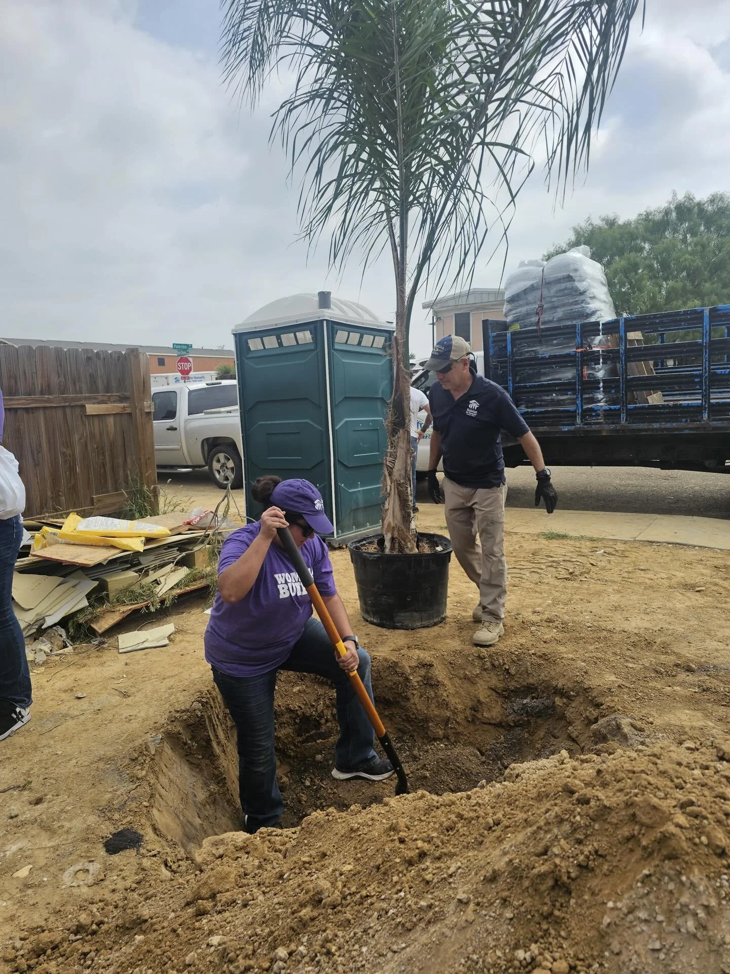 It&rsquo;s a good day when a future homeowner gets to plant their very first tree 🌱🏡 This weekend we came together for a landscaping day, helping prepare this home for a new beginning. A huge thank you to all of our amazing volunteers who made toda
