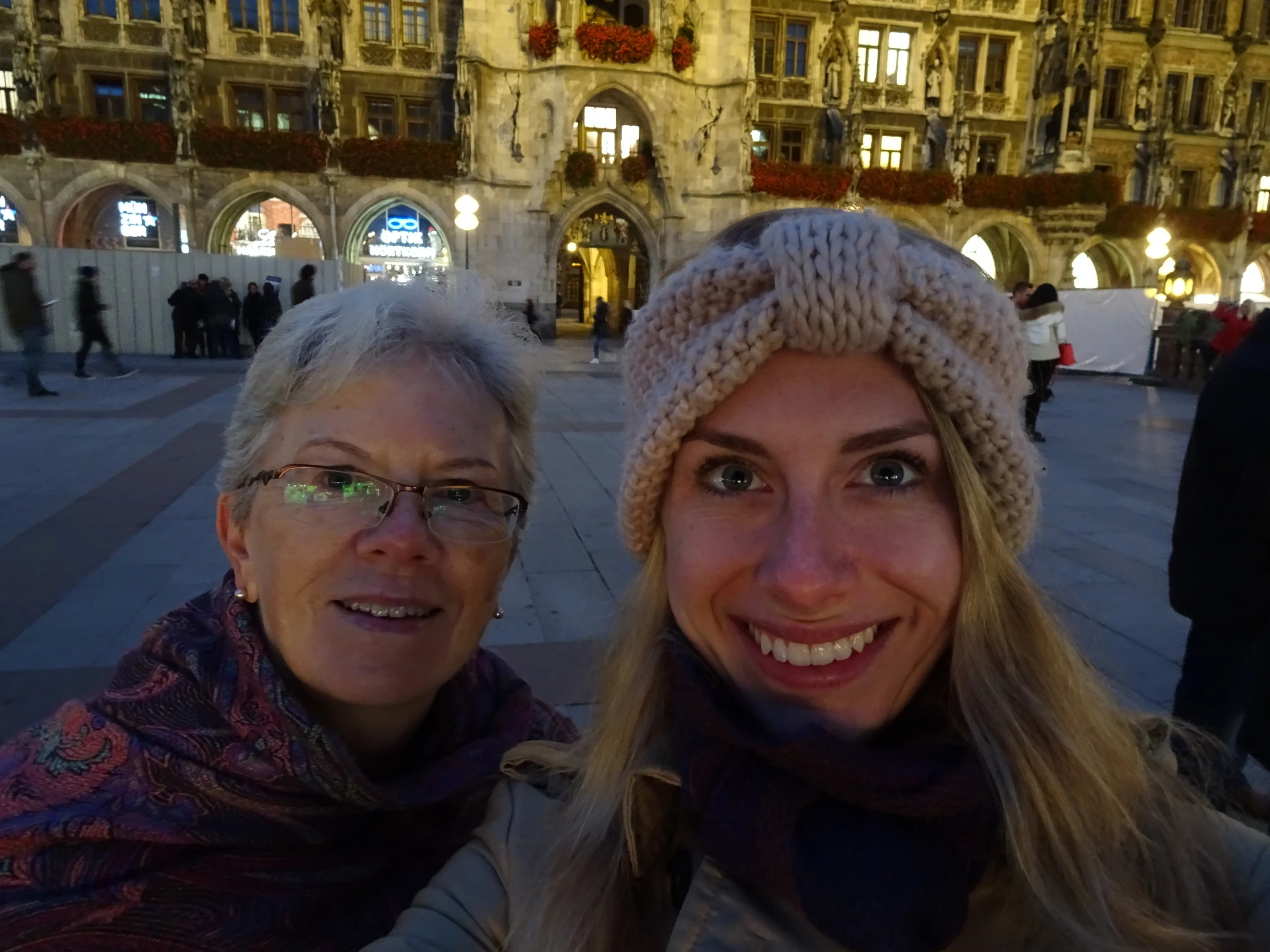 Two babes at the Rathaus-Glockenspiel of Munich
