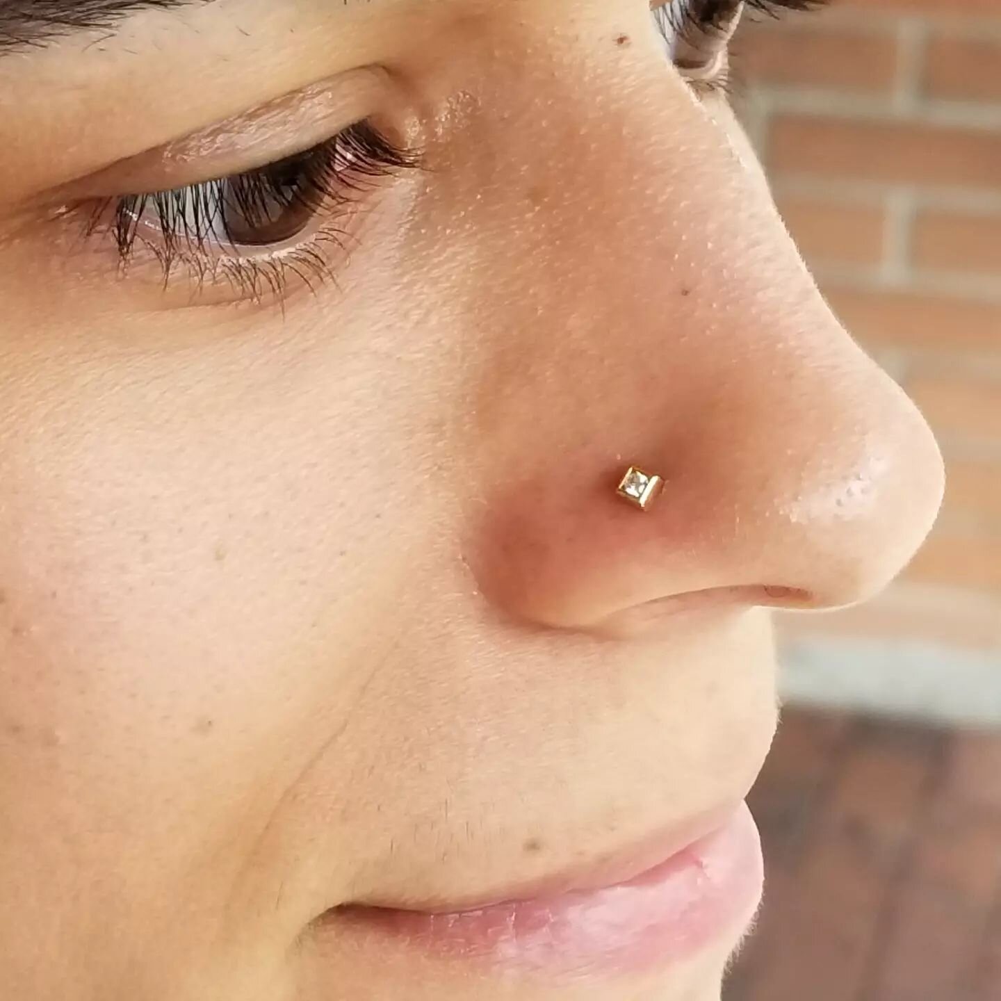 These 14kt gold diamond round stone ends from @leroifinejewellery
are a favorite for nostril piercings. 
Robert @piercingsbyrobert did this one at Needful Things last week.

#nostril #nostrilpiercing #nosepiercing #goldbodyjewelry #goldjewelry #bodyj