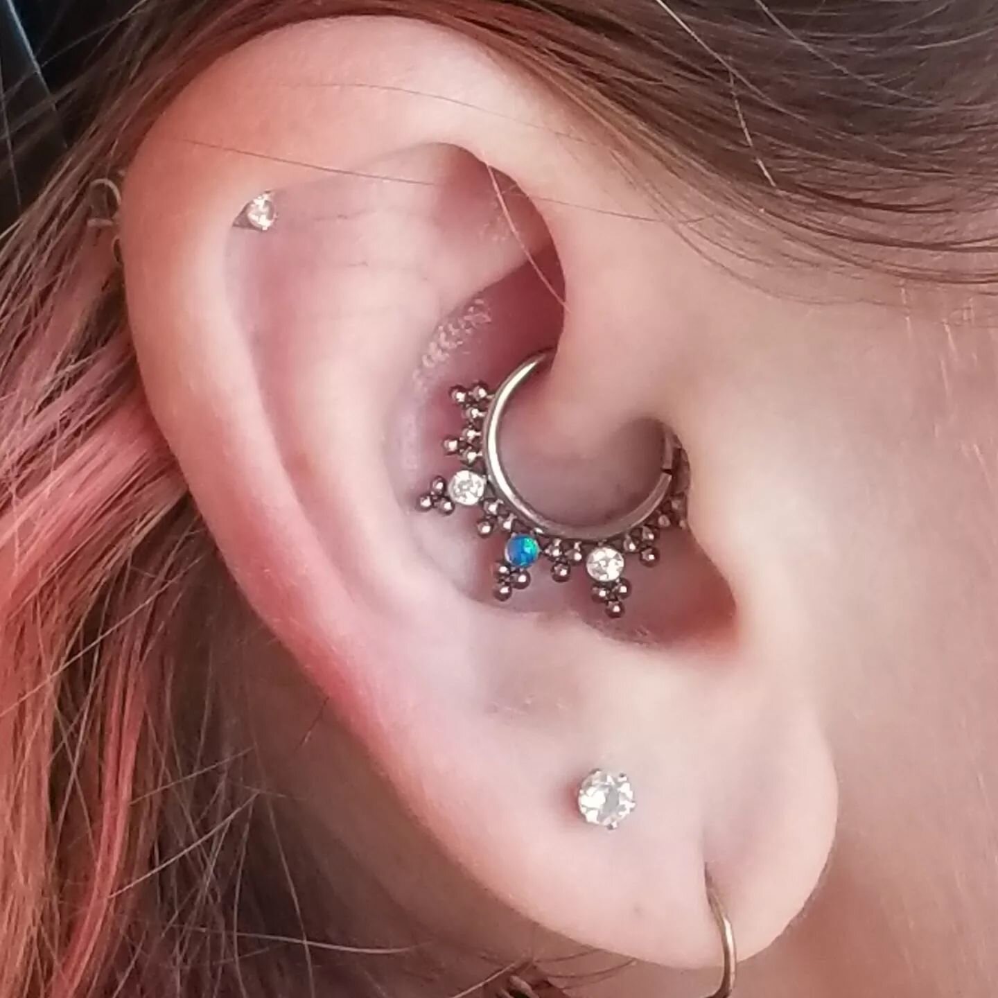 Robert @piercingsbyrobert upgraded the jewelry in this healed daith piercing using a beautiful niobium piece from @leroifinejewellery

#daithpiercing
#daith #jewelryupgrade #bodyjewelry #bodypiercing #legitbodyjewelry #safepiercing #piercings #pierci