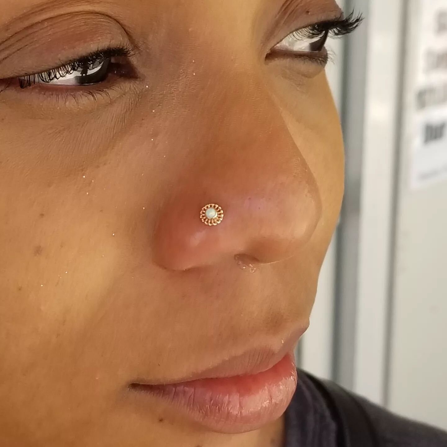 Here's a beautiful nostril piercing that was done by Robert @piercingsbyrobert using a rose gold Virtue end with white opal from @anatometalinc

#nostril #nostrilpiercing #nosepiercing #goldbodyjewelry #goldjewelry #bodyjewelry #bodypiercing #legitbo