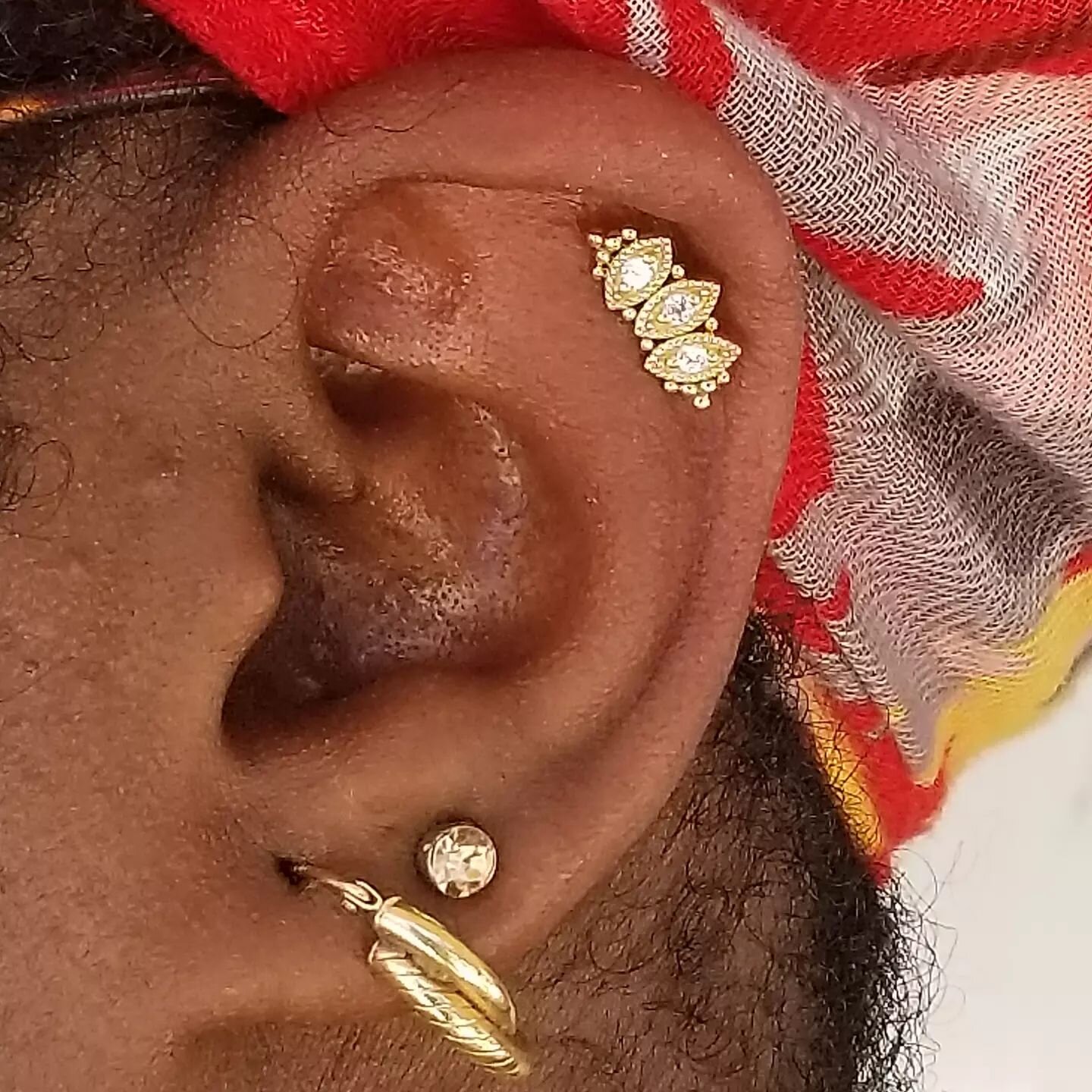 How gorgeous is this 14kt yellow gold Claudette from @leroifinejewellery ! Robert @piercingsbyrobert helped choose this for a perfectly complimented helix piercing. 

#helixpiercing #helix #earpiercing #cartilagepiercings #goldbodyjewelry #goldjewelr