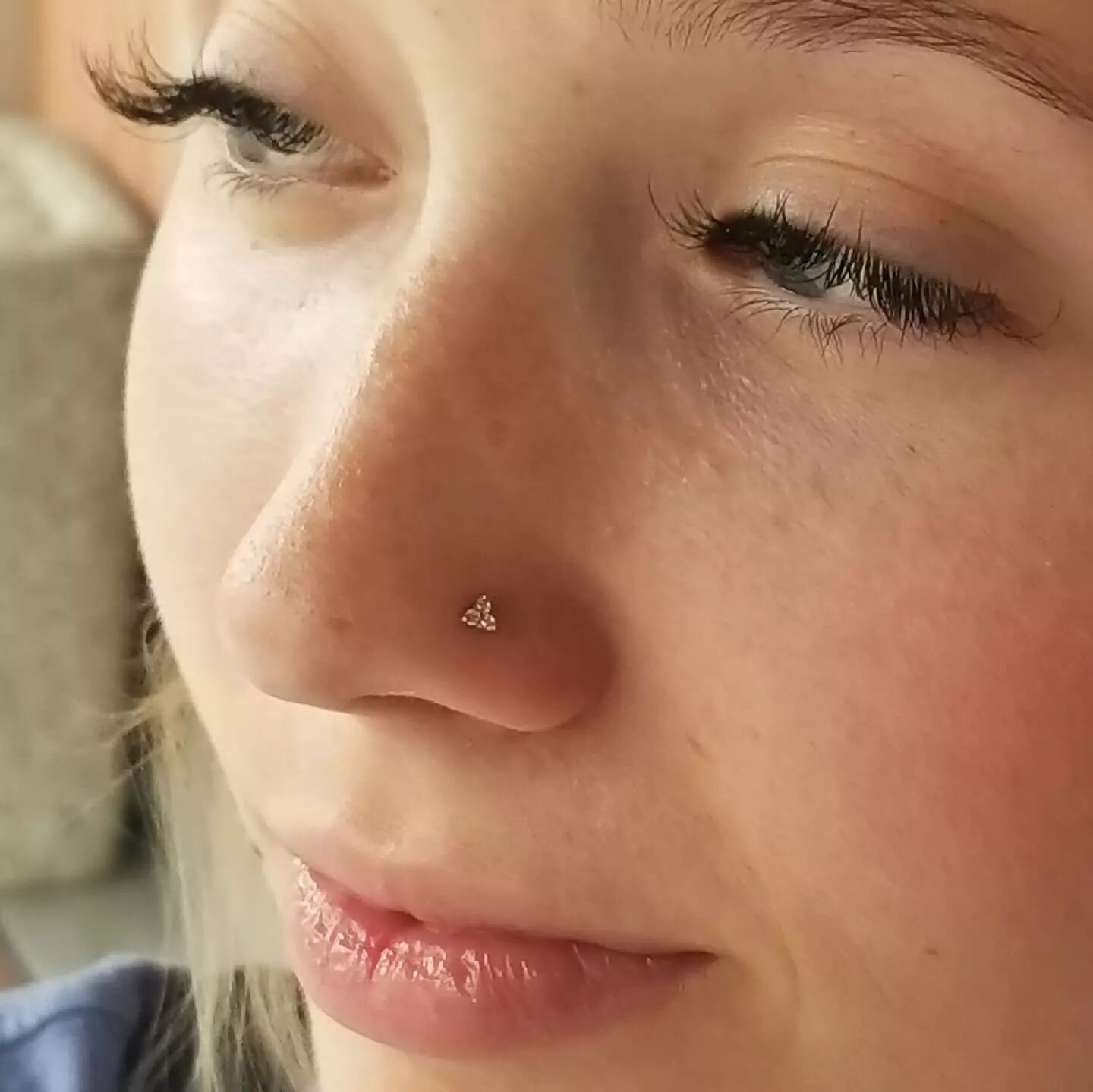 This 18kt gold/cz trinity from @anatometalinc is a perfect fit for this nostril piercing done by Robert @piercingsbyrobert 

#nostril #nosepiercing #nostrilpiercing #goldbodyjewelry #goldjewelry #bodyjewelry #bodypiercing #legitbodyjewelry #safepierc