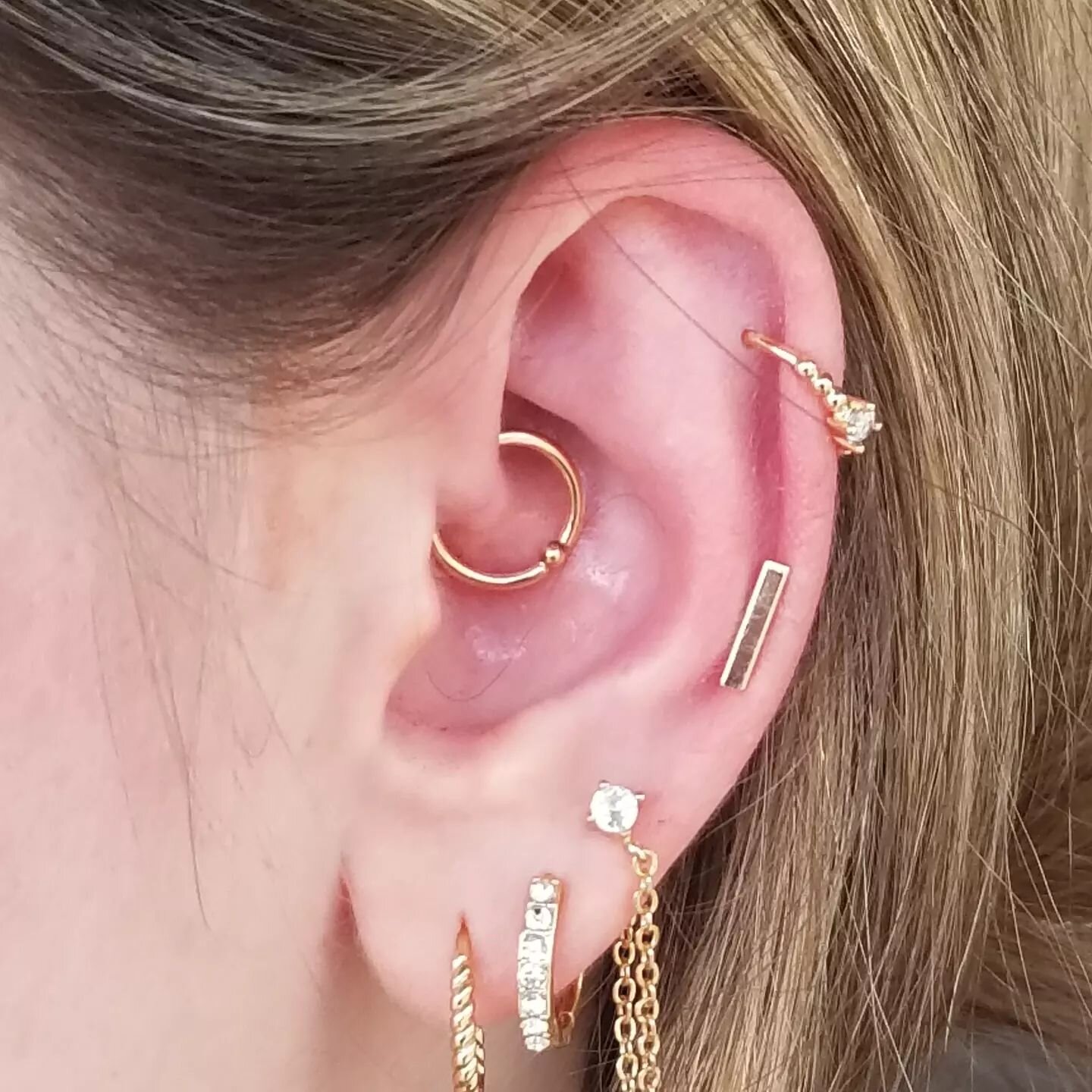 Robert @piercingsbyrobert added this daith piercing today using a 14kt gold fixed bead ring.

#daithpiercing #daith #goldbodyjewelry #goldjewelry #bodyjewelry #bodypiercing #legitbodyjewelry #safepiercing #piercings #piercing #piercingsofinstagram&nb