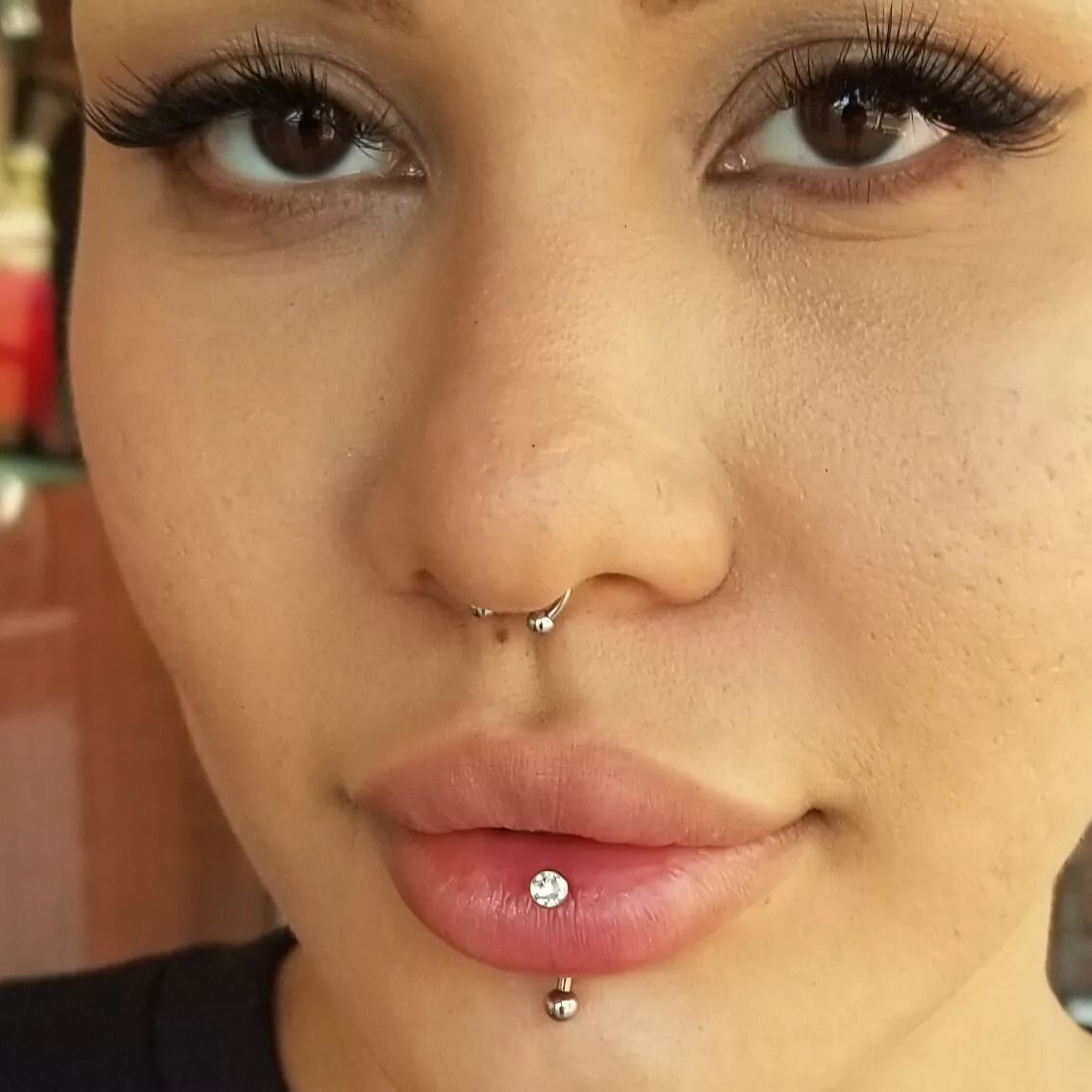Here's a fresh vertical labret piercing done by Robert  @piercingsbyrobert using titanium jewelry from @leroifinejewellery 

#labret #verticallabret #verticallabretpiercing #labretpiercing #lippiercing #bodyjewelry #bodypiercing #legitbodyjewelry #sa