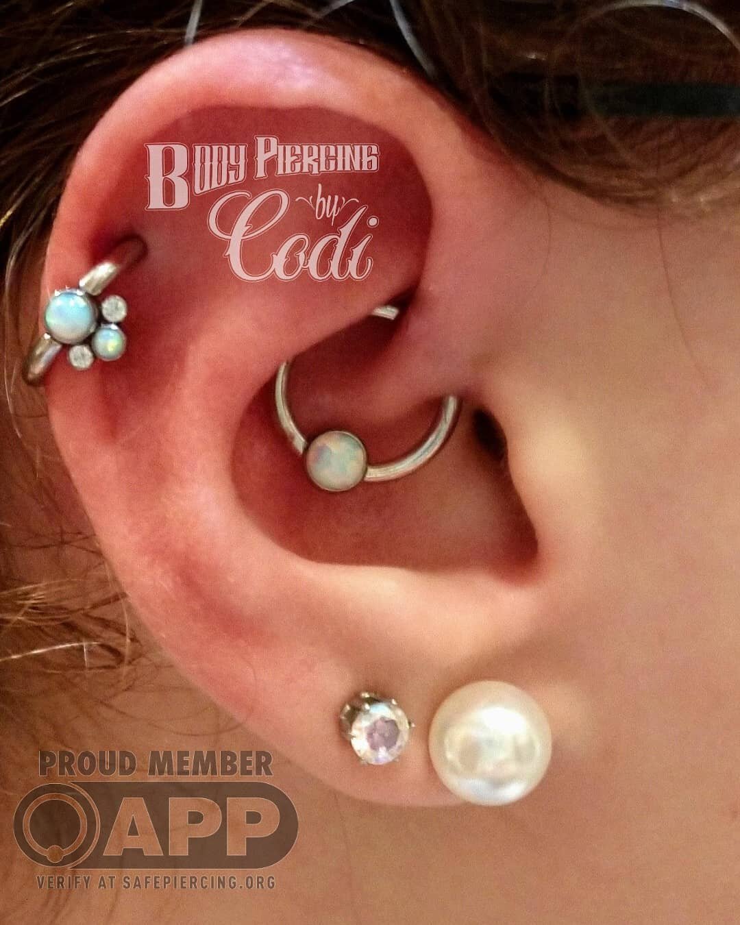 Check out these cool opal bead for these new Daith and Helix piercings.

#daithpiercing #helixpiercing #earpiercing #bling #bodypiercing #bodyjewelry #piercings #pretty #needfulthingsinc #APP #professionalpiercing #appmember @safepiercing #safepierci
