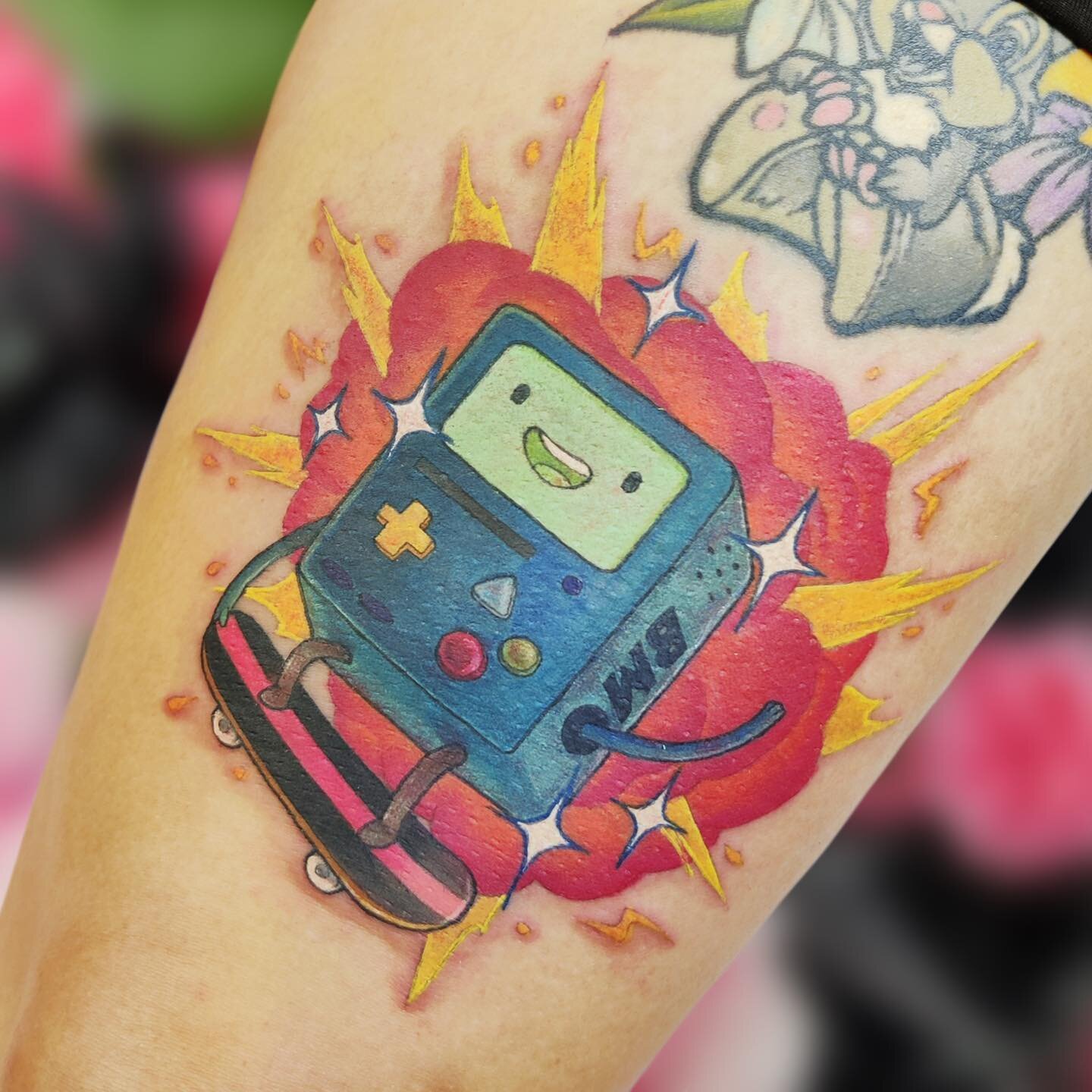 💥 B M O 🛹 

Let me do more colorful tattoos like this please!!
@ghosttattooco 
@eternalink 
@inkeeze 
@recoveryaftercare 

#bmo #bmotattoo #adventuretime  #adventuretimeedit #adventuretimetattoo #cartoonart #tattooart #animetattoo #animeart #colort