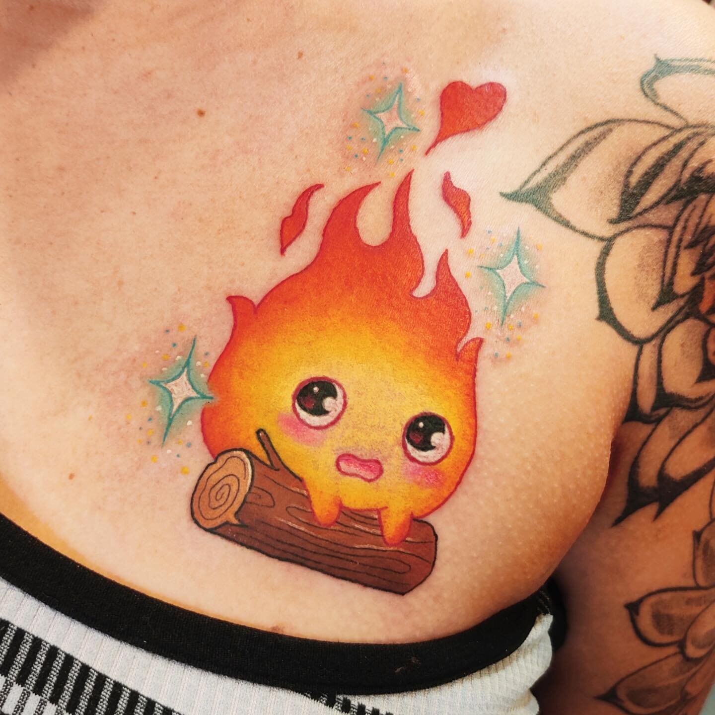 🔥 C A L C I F E R 🔥 
Yet another long ago tattoo that I&rsquo;m finally posting. (Though I swear my last post was a recent one). We got ourselves a super cute flamy boi from everyone&rsquo;s favorite anime movie!! Thank you @pass_the_rum 

@eternal