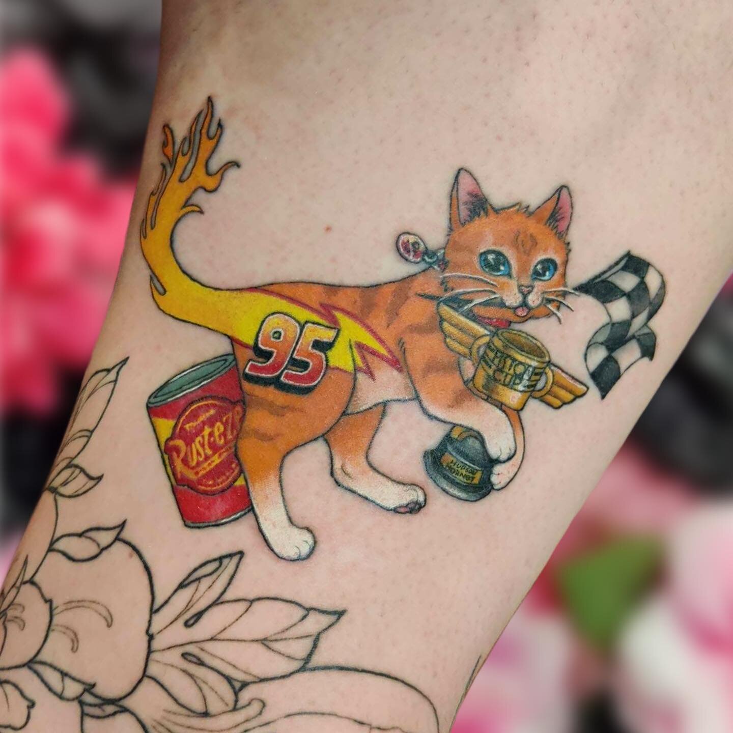 ⚡️ K A - C H M E O W 🐾 
Tattooed this on myself cause why not! I love cats. I love lightning McQueen. Combine the two!
Now it&rsquo;s my favorite cat tattoo on my body!!

@crybabytattooproducts 
@eternalink 
@kittytattoos 

#lightningmcqueen #lightn