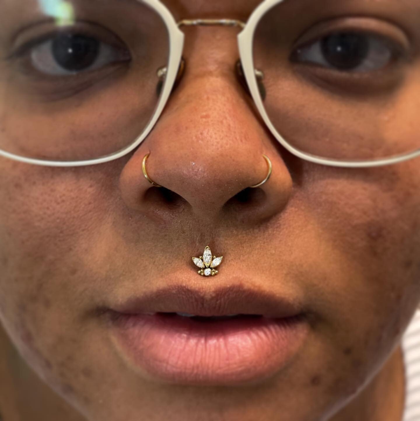 ✨not pierced by me✨  Cute little jewelry upgrade from a while back. Added two 14kt yellow gold seams from @freyja_bodyjewelry and a 14kt yellow gold Norma from @leroifinejewellery
