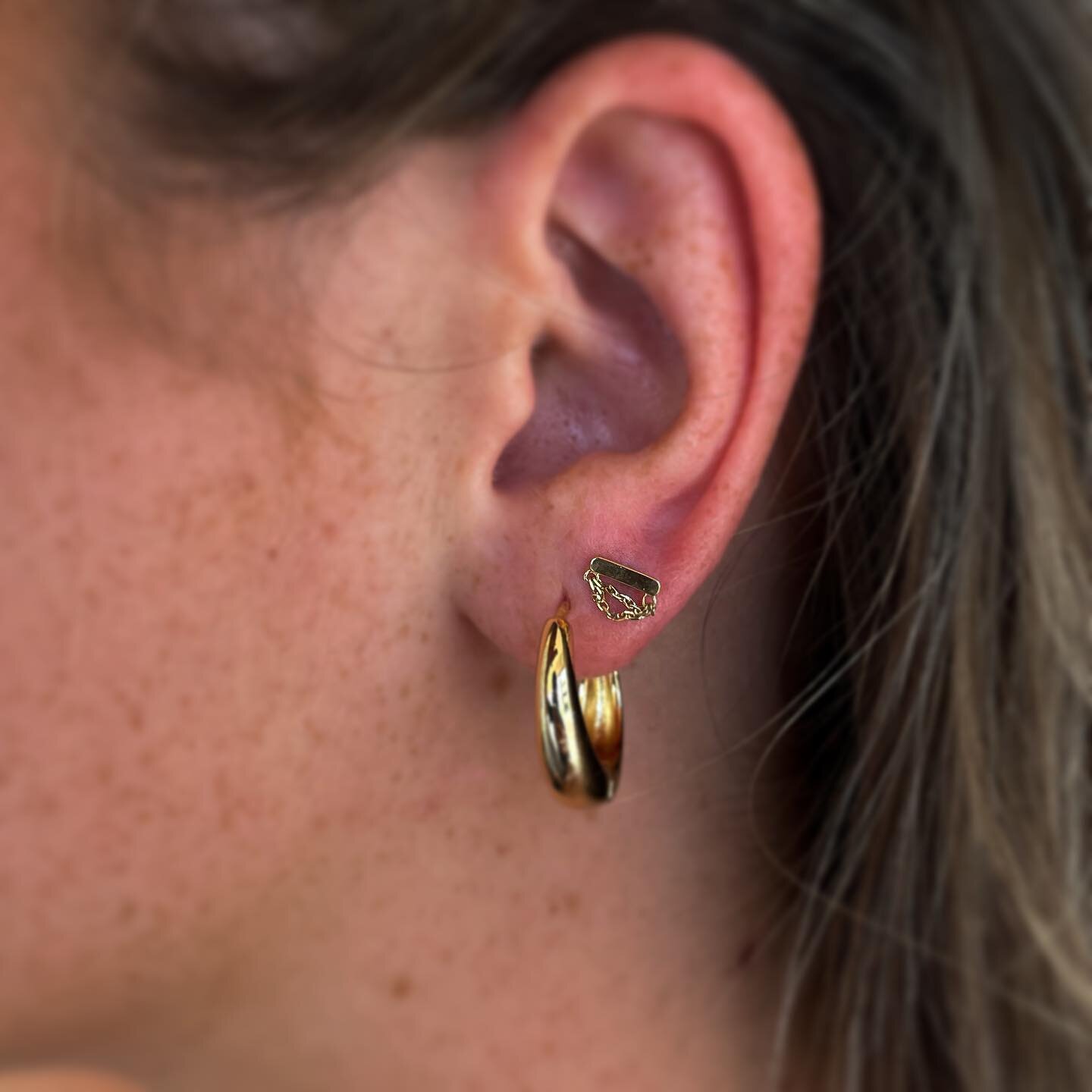 Got to do a little pair of 2nd lobes with some 14kt yellow gold Daria&rsquo;s from @junipurrjewelry