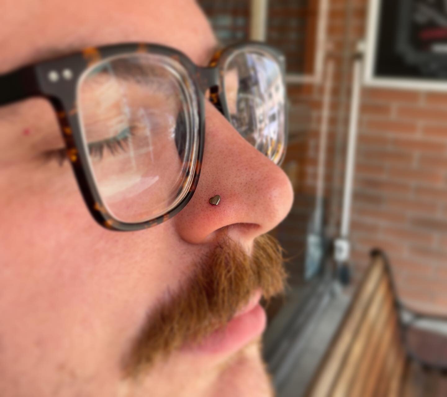 I&rsquo;ve found there&rsquo;s absolutely no flattering way to get paired nostril photos, but anywho. First time doing paired nostrils the other day ! Sporting some cute f-136 titanium hearts from @neometaljewelry