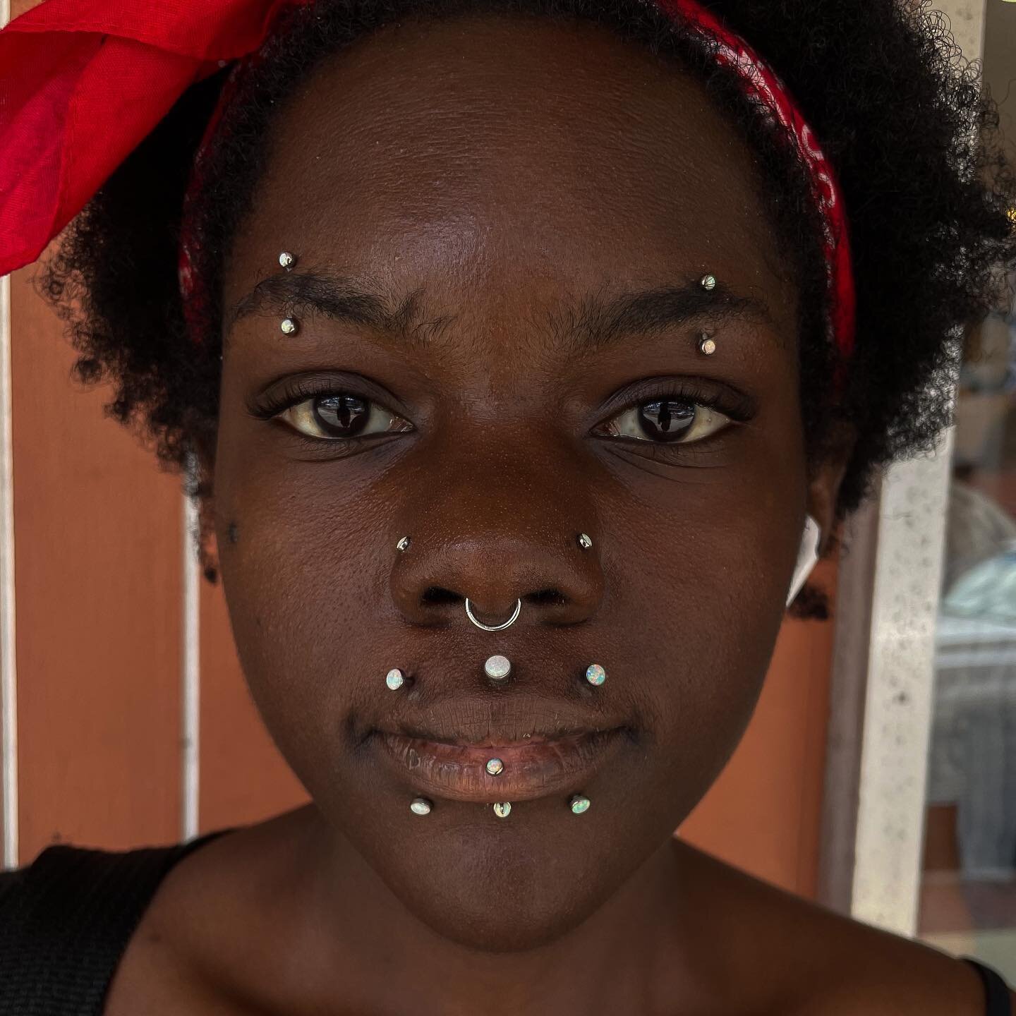 Our counter-person @ghoulishcammy is finally symmetrical again! With a fresh eyebrow and upper lip done the other day(left side). They&rsquo;re rockin all f-136 titanium White Opal from @neometaljewelry in just about everything now!