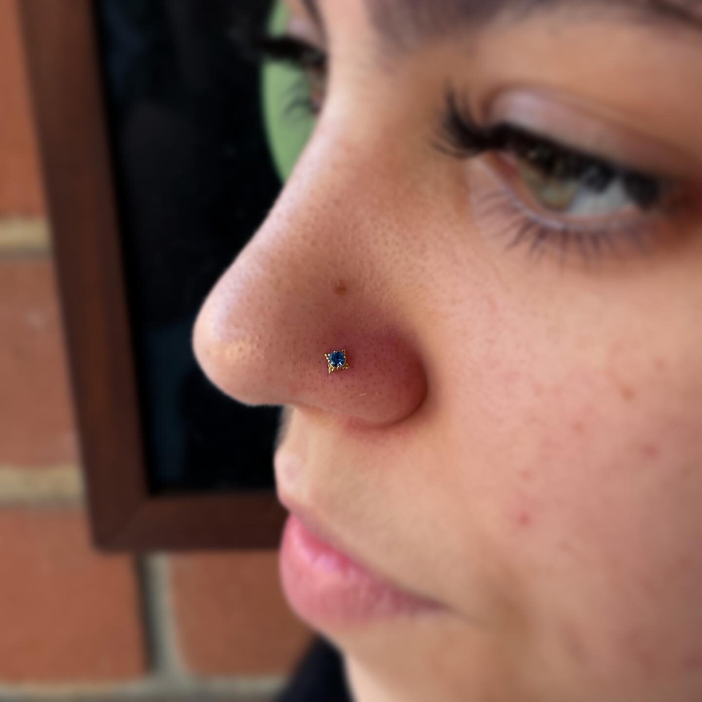 Fresh lil nostril from the other day as her birthday treat! Rockin an 18kt yellow gold 2mm sapphire blue Beaded Zia from @anatometalinc