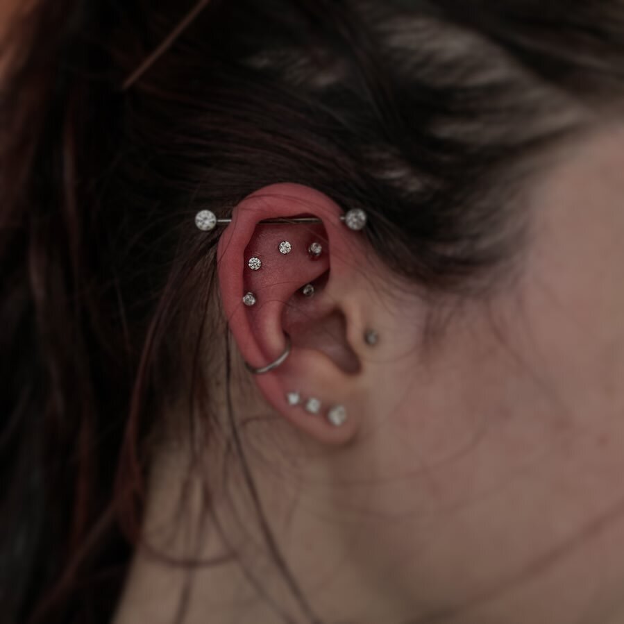 Quite a successful Friday the 13th sale over at @needfulthingsinc - be prepared to see quite a bit more from today 😈 2 fresh flat piercings to fill in some space between her existing rook and helix piercings ✨f-136 titanium 2.5mm white cz prongs fro