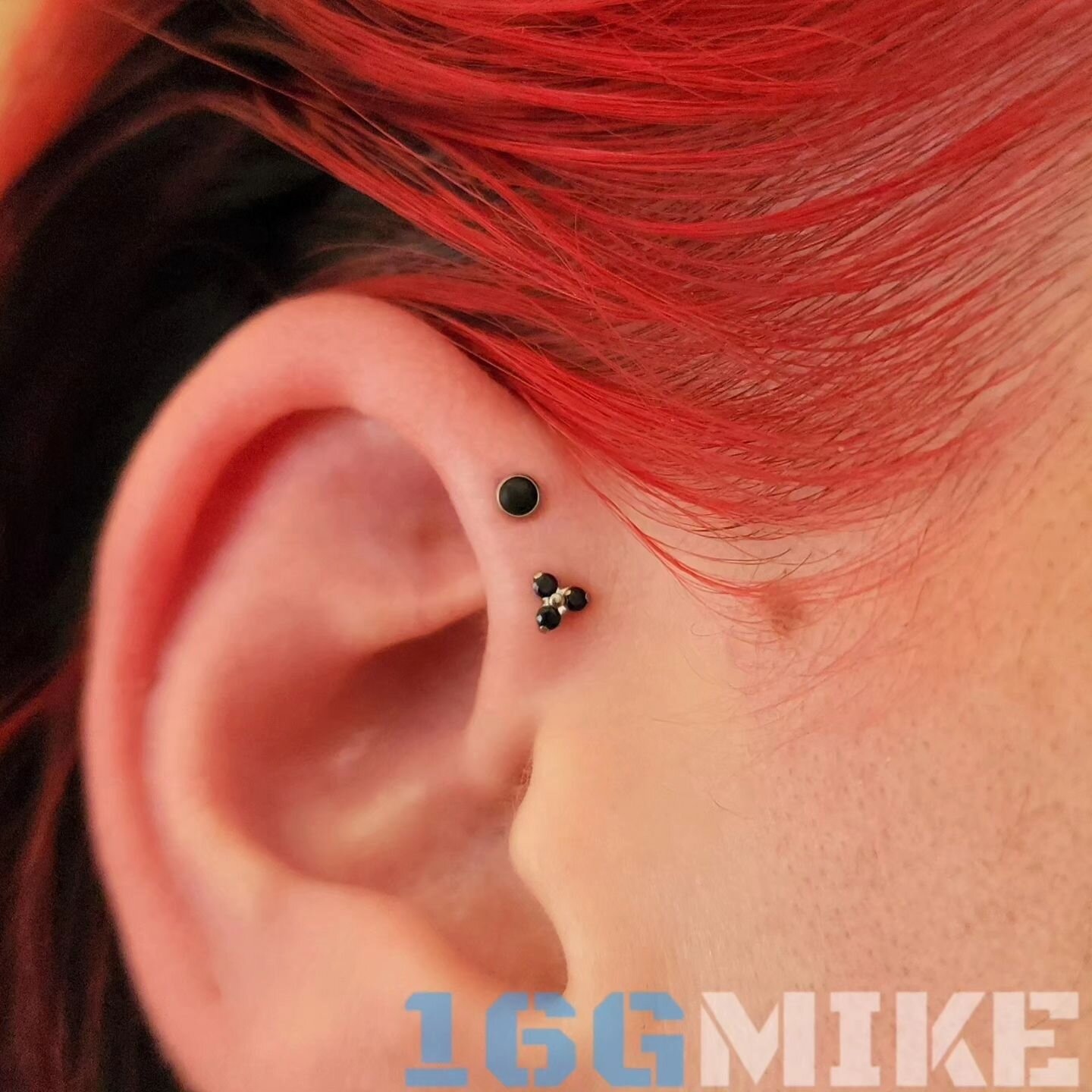Double forward helix with a blk cz trio on (bottom) and a 2.5mm blk onyx (top) by @neometaljewelry