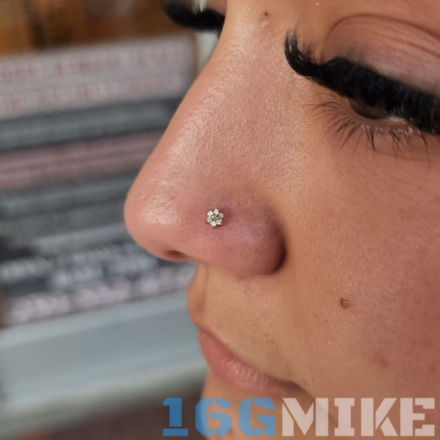 14ky 7 stone flower top nostril From @leroifinejewellery