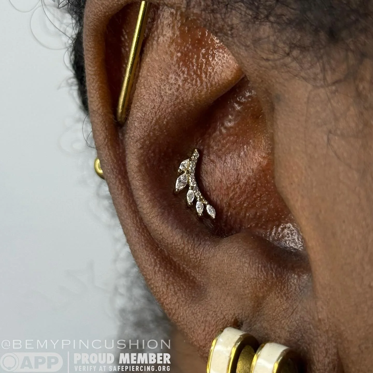 βΌοΈ TWO DAYS LEFT IN STUDIO βΌοΈ
Going out with a BANG with this stunning “Jardin” piece from @buddhajewelryofficial !! Don’t get ear envy, come n see me. βΊοΈ
.
.
.
.
.
#earpiercing #conch #conchpiercing #safepiercing #bodypiercing #bod
