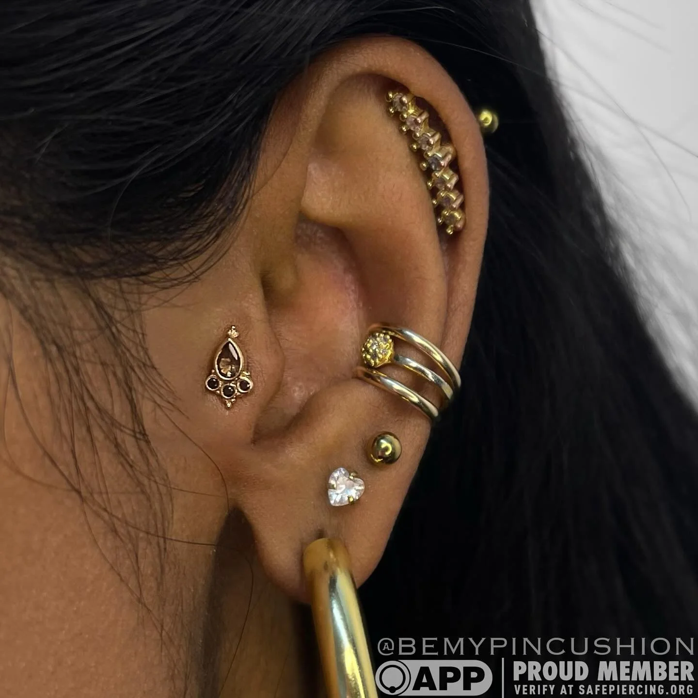 I'm in studio ALL week, let's do some cool stuffs like this beautiful yellow gold "Sarai" from @bvla in this fresh tragus. π
Booking link in bio. π«Άπ»
.
.
.
.
.
#bodypiercing #traguspiercing #tragus #finejewelry #safepiercing #piercings #
