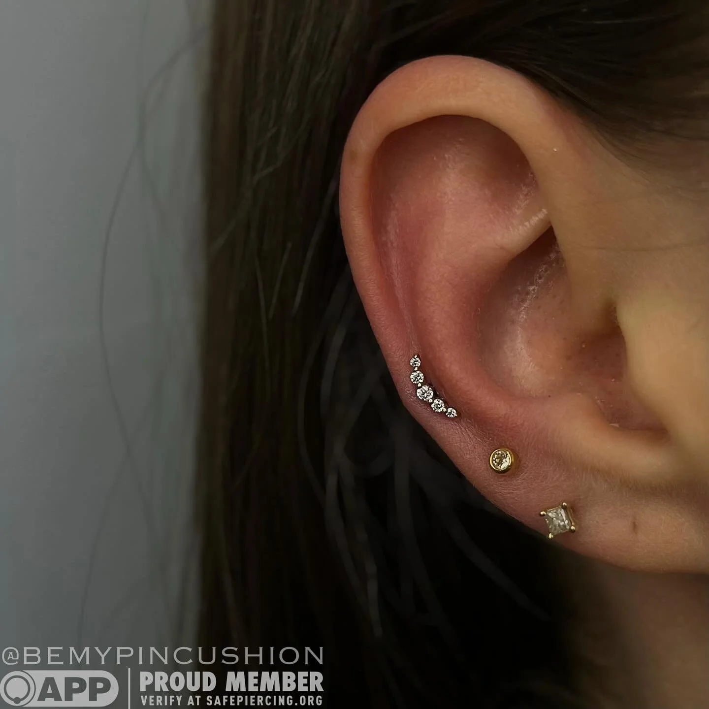 I could NOT resist snagging a picture of the way this "Eternal" by @buddhajewelryofficial hugged so perfectly around this fresh mid helix !! Some things are simply meant to be. π₯°
Booking link in bio!
.
.
.
.
#bodypiercings #bodypiercer #e