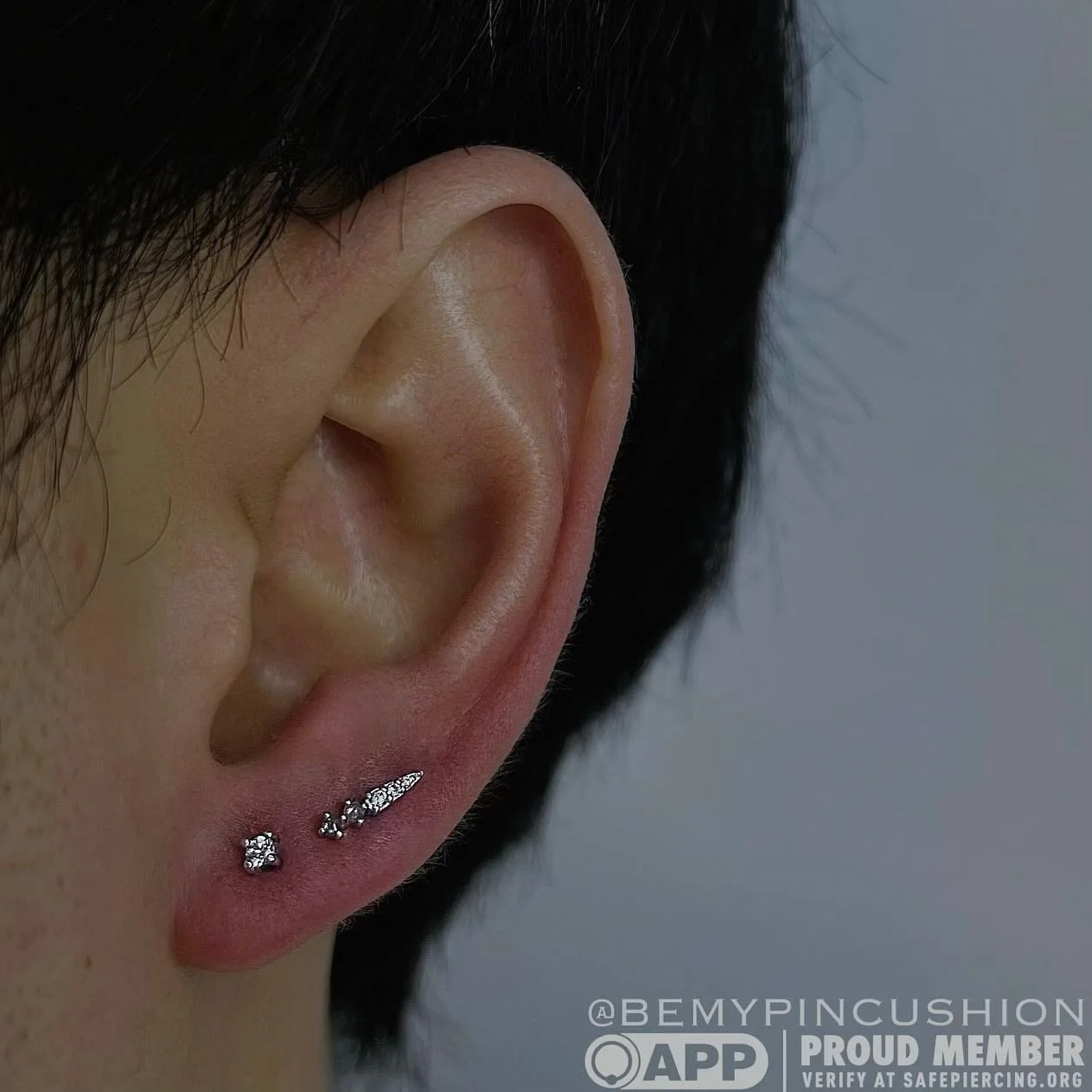 MORE FUN LOBE STUFF !! Check that STUNNING "Activated" from @buddhajewelryofficial feating reverse set grey and white diamonds. I'm in LOVE.
.
.
.
.
.
#bodypiercing #bodypiercer #earpiercing #piercing #piercings #safepiercing #finejewelry #