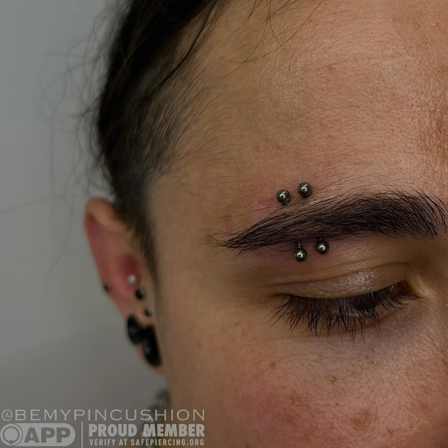 Suuuuper sick double eyebrow I got to do the other day. π Titanium curves from @neometaljewelry.
.
.
.
.
#safepiercing #bodypiercing #piercing #eyebrowpiercing #bodypiercer