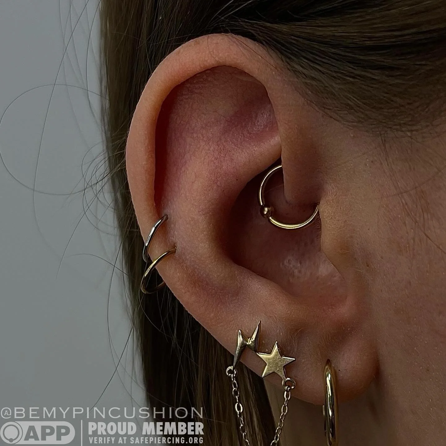 Stunning fresh daith with a solid 14K yellow gold fixed bead ring from @bodygems. π
.
.
.
.
#daith #daithpiercing #bodypiercing #bodypiercings #safepiercing #safepiercings #bodyjewelry #finejewelry #bodypiercer