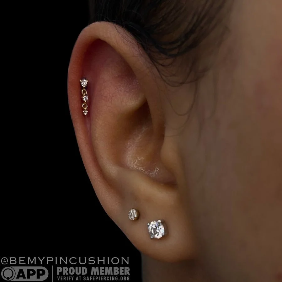 Beautiful "Cascade 3" from @modernmoodbodyjewelry featuring three genuine diamonds set in solid 14K yellow gold in this fresh helix. π
.
.
.
.
.
#safepiercing #appmember #bodypiercing #helixpiercing #piercings