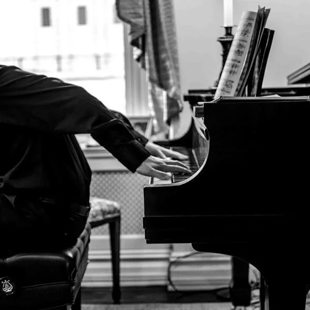 Remember the scene from Oscars-sweeping movie &lsquo;Amadeus&rsquo; when Mozart (played by #TomHulce) was playing the piano facing backward? 
It&rsquo;s actually possible 🙌🏼
Featuring Juilliard Doctoral Fellow pianist Joseph Yungen at an apartment 