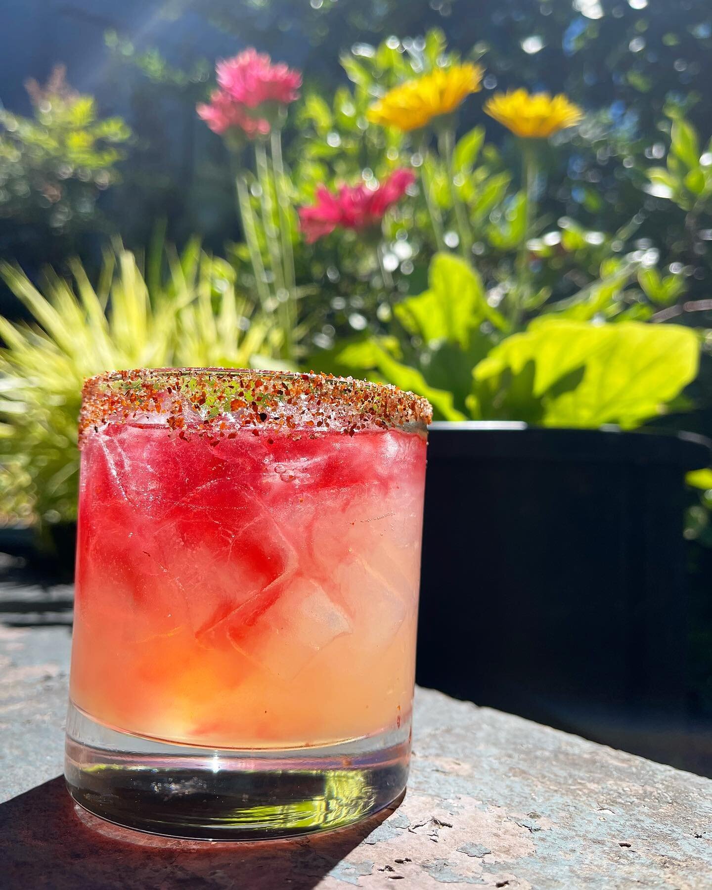 Oooooooo who&rsquo;s ready for a new cocktail?! The Pink Cadillac is a simple Lunazul Maragrita (tequila, lime, agave) with a Hibiscus🌺 infused Grand Marnier float on top and a Tajin Salt rim. Stir all together and you&rsquo;ve got 
The Pink Cadilla