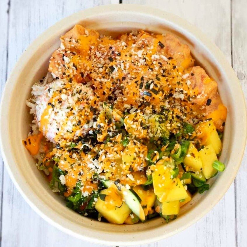 This is our NEW* Spicy Miso Mango Salmon Bowl at Pok&eacute; House! What&rsquo;s in the bowl 👉 Spicy miso salmon with mangoes 🥭, green onions, crab salad 🦀, seaweed salad, and cucumbers 🥒. Topped with furikake, crunchy panko, and  finished with a