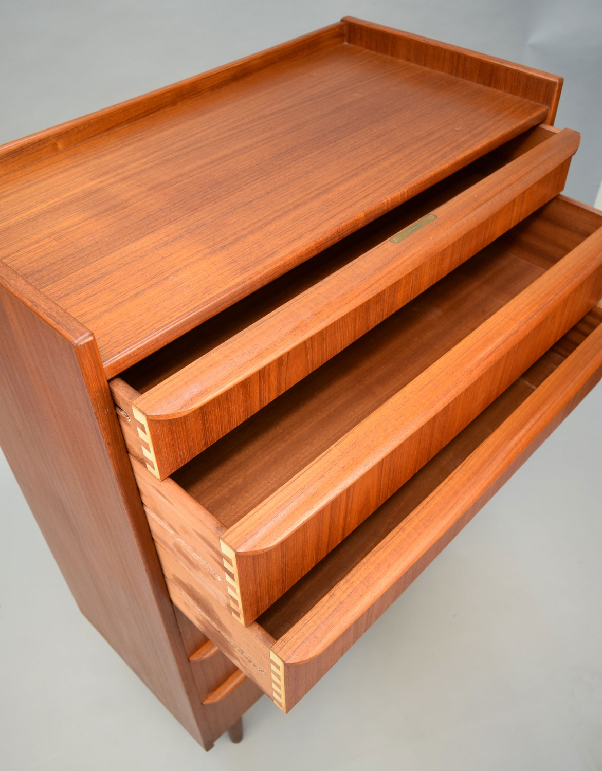 dresserdrawers.jpg