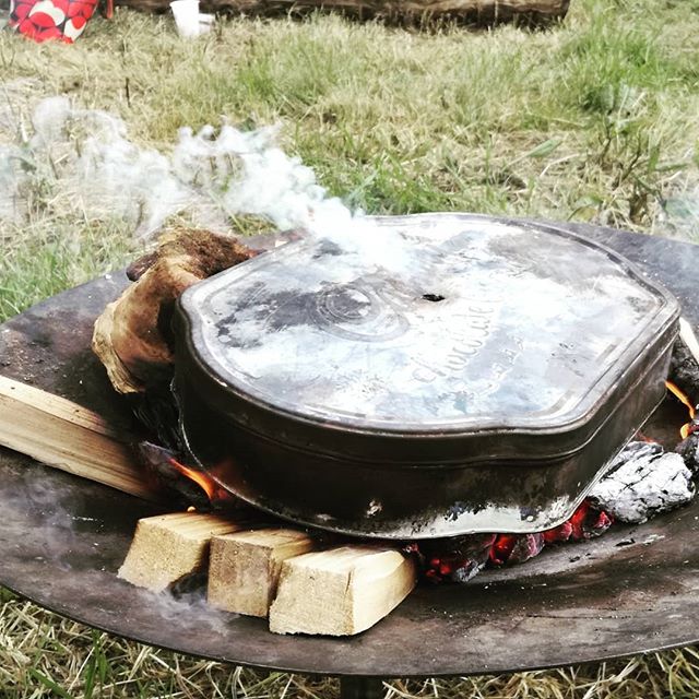 @hayfestival this week with our mobile #rootedforestschool workshops. Having great fun making charcoal, creating natural art, mixing colours from nature and constructing paintbrushes from foraged materials. Love it!
#forestschool #forestschools #workshop #outdoorchildren #learningthroughnature #learningoutdoors #naturalcraft #nature #engagement #rewilding #childled #fire #campfire #festival #hayonwye #hayfestival #hayfestival2019 #newexperiences #newskills #primativeskills #bushcraft #skills #learning #lovewhatyoudo